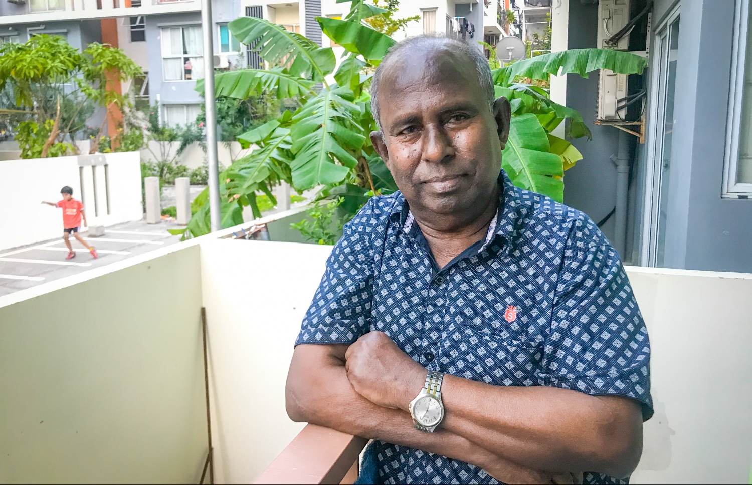 ކޮޕީ ރަޝީދު ހުޅުމާލޭގައި އޭނާ ދިރިއުޅޭ އެޕާޓްމަންޓުގެ ބެލްކަނީގައި ހަމަޖެހިލައިގެން: އޭނާ ވަނީ އަދަބީ އެތައް މަސައްކަތެއް ހަދިޔާކުރައްވާފައި.