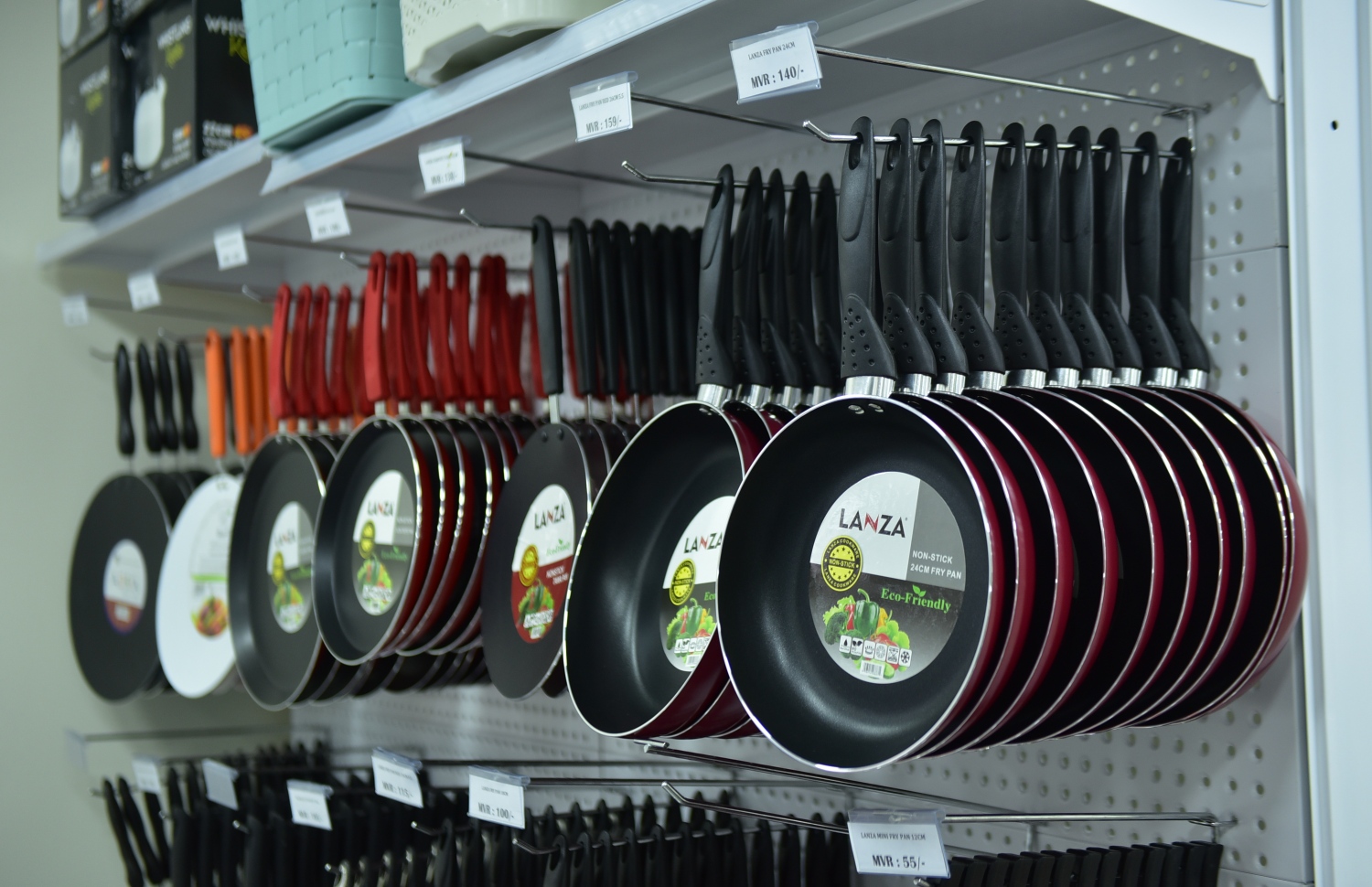 ސީޒާރީ ގޯޅީގައި މިއަދު ހުޅުވި ރެޑް ވޭވްގެ ނުވަ ވަނަ ފިހާރައިން ލިބެން ހުރި ބައެއް ތަކެތި.-- ފޮޓޯ: ހުސެއިން ވަހީދު/ މިހާރު