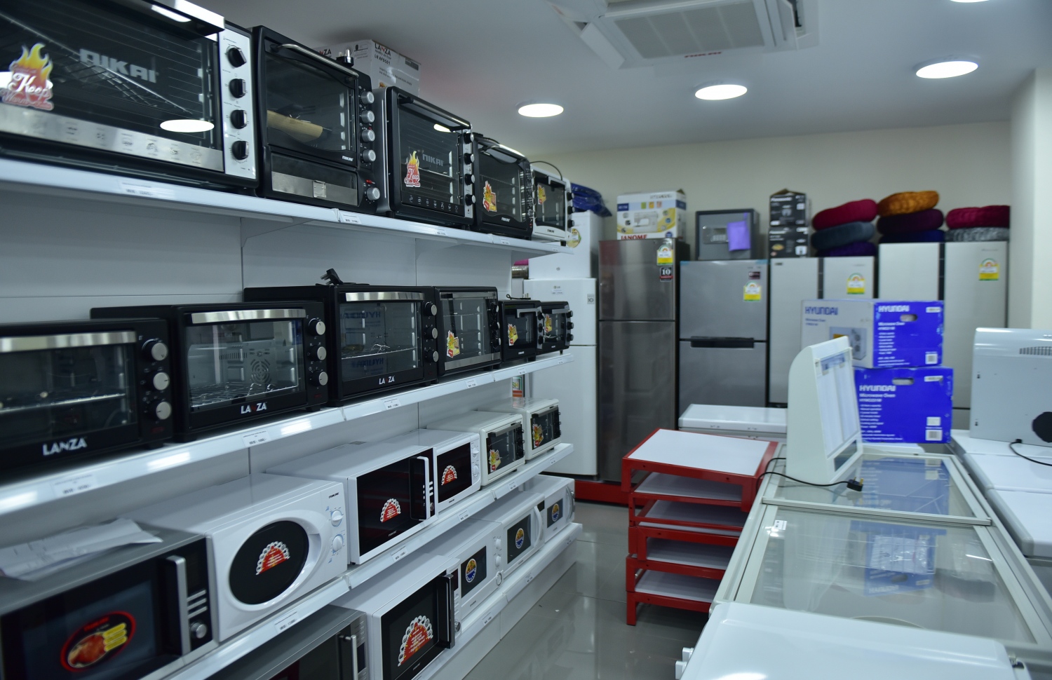 ސީޒާރީ ގޯޅީގައި މިއަދު ހުޅުވި ރެޑް ވޭވްގެ ނުވަ ވަނަ ފިހާރައިން ލިބެން ހުރި ބައެއް ތަކެތި: ފަރުނީޗަރަށް ހާއްސަކޮށްގެން އަންނަ މަހުގެ ފުރަތަމަ ދުވަހު ފިހާރައެއް ހުޅުވަން ދަނީ ތައްޔާރުވަމުން.-- ފޮޓޯ: ހުސެއިން ވަހީދު/ މިހާރު