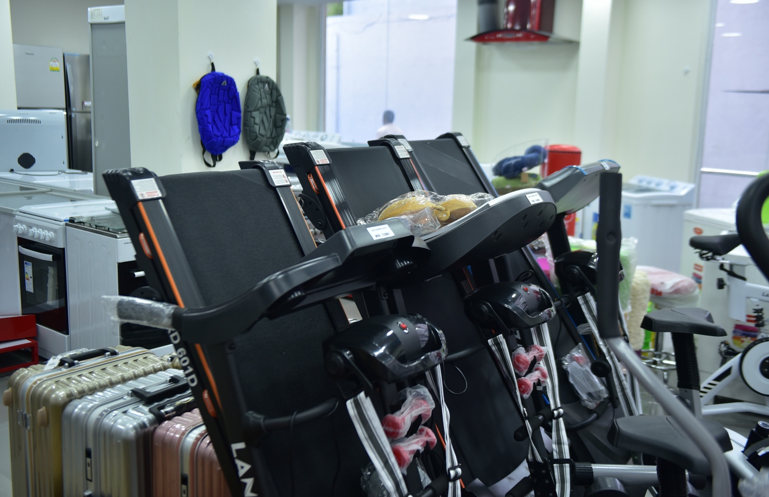 ސީޒާރީ ގޯޅީގައި މިއަދު ހުޅުވި ރެޑް ވޭވްގެ ނުވަ ވަނަ ފިހާރައިން ލިބެން ހުރި ދުވާ މެޝިންތަކެއް.-- ފޮޓޯ: ހުސެއިން ވަހީދު/ މިހާރު