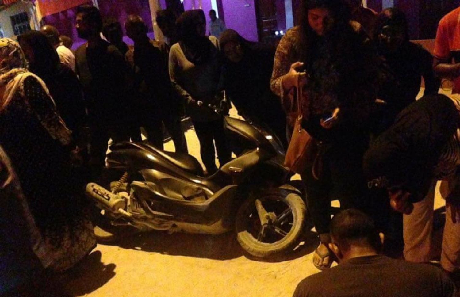 ފޭދޫގައި ރޭ އެކްސިޑެންޓްވި ސަރަހައްދަށް ބަޔަކު ޖަމާވެފައި.