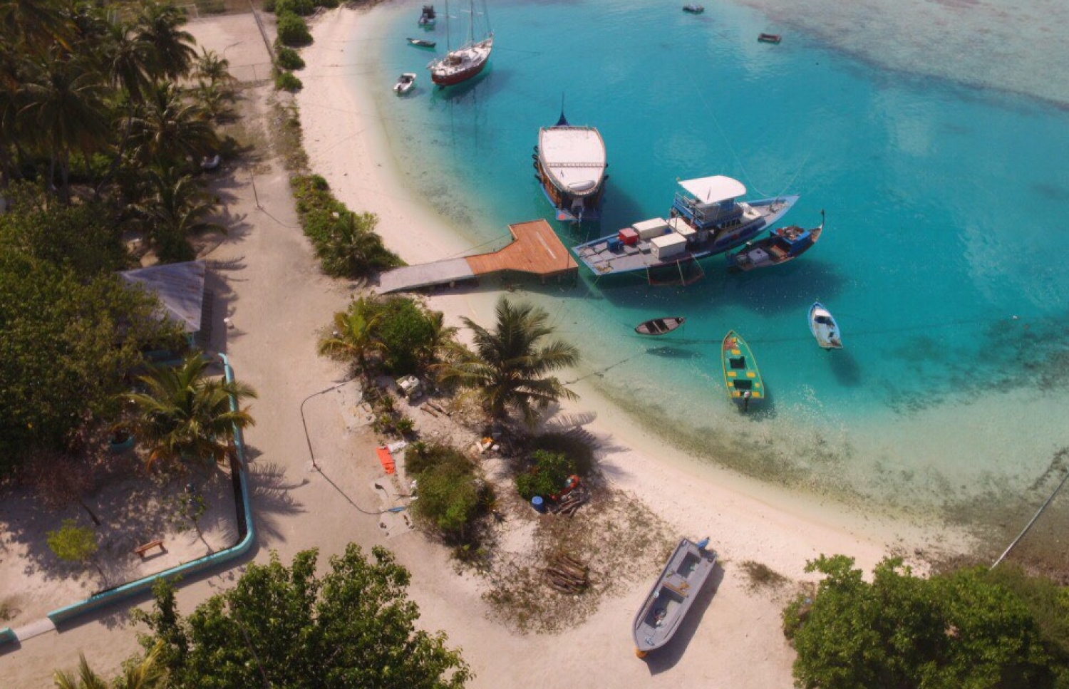 ރަކީދޫ ފަޅު ތެރޭގައި ދޯނިފަހަރު އަޅާފައި. ފޮޓޯ: އަބްދުﷲ ފަހުމީ