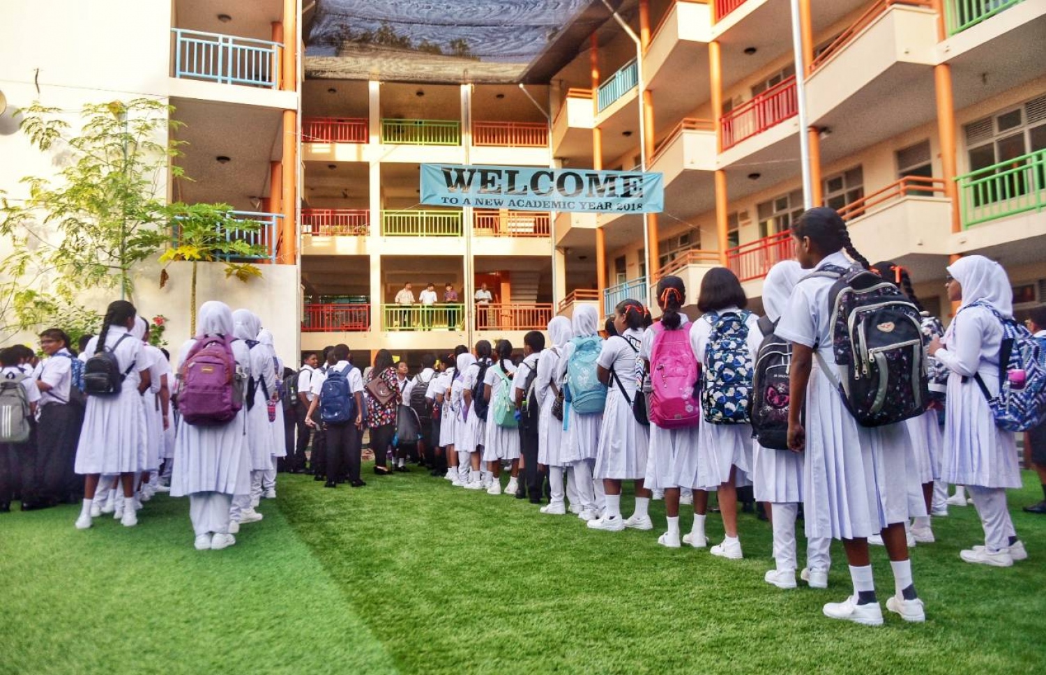 މި އަހަރުގެ ޖެނުއަރީ މަހު ދިރާސީ އާ އަހަރުގެ ކިޔެވުން ފެށި ދުވަހު އިމާދުއްދީން ސްކޫލްގެ ދަރިވަރުން ސްކޫލްގައި ---ފޮޓޯ: ހުސެއިން ވަހީދު/މިހާރު