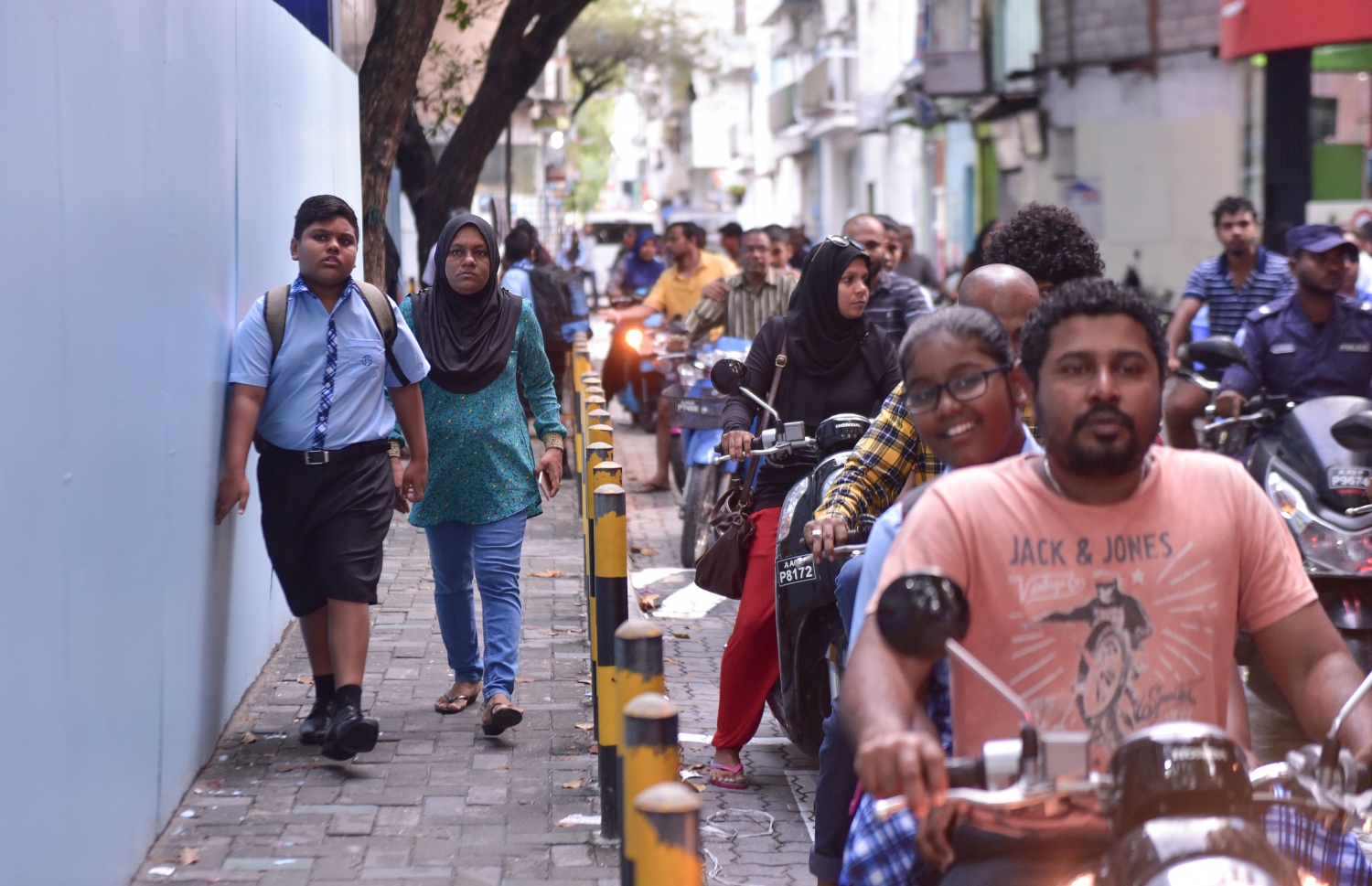މާލެ: ޖެނުއަރީ 14، 2018- ރާއްޖޭގެ ހުރިހާ ސްކޫލެއްގައި ދިރާސީ އާ އަހަރުގެ ކިޔެވުން ފެށުން: ޖަމާލުއްދީން ސްކޫލުގެ ދަރިވަރަކު ބެލެނިވެރިއަކާއިއެކު ސުކޫލަށް ދަނީ.---ފޮޓޯ: ހުސައިން ވަހީދު/މިހާރު