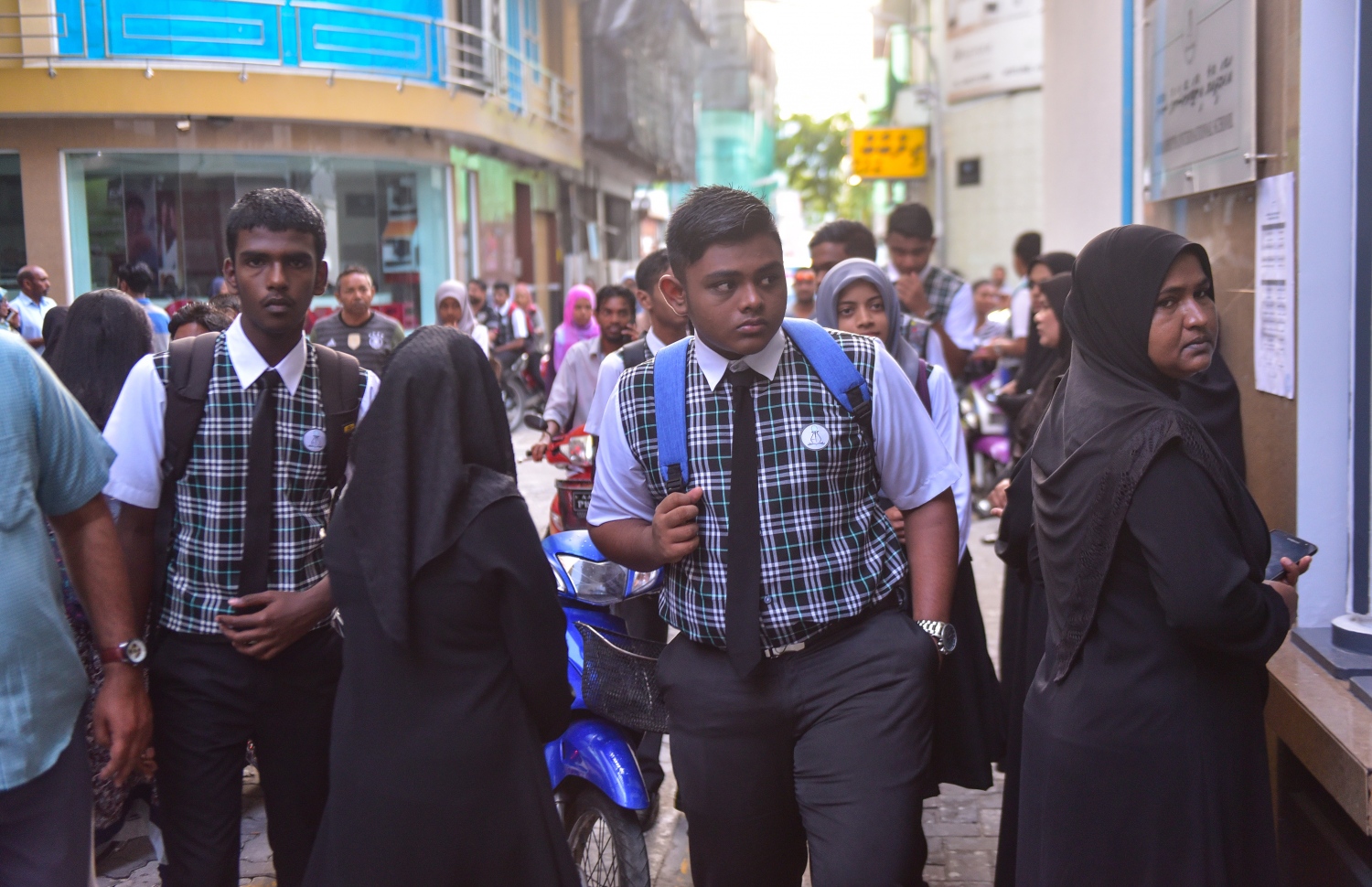 މާލެ: ޖެނުއަރީ 14، 2018- ރާއްޖޭގެ ހުރިހާ ސްކޫލެއްގައި ދިރާސީ އާ އަހަރުގެ ކިޔެވުން ފެށުން: އަހުމަދިއްޔާ ސްކޫލުގެ ދަރިވަރުން ސްކޫލަށް ވަންނަނީ.---ފޮޓޯ: ހުސައިން ވަހީދު/މިހާރު