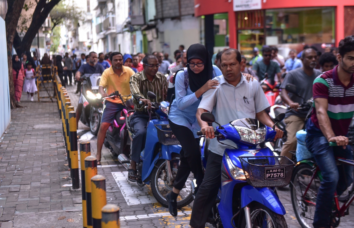 މާލެ: ޖެނުއަރީ 14، 2018- ރާއްޖޭގެ ހުރިހާ ސްކޫލެއްގައި ދިރާސީ އާ އަހަރުގެ ކިޔެވުން ފެށުން: ޖަމާލުއްދީން ސްކޫލުގެ ދަރިވަރަކު ބެލެނިވެރިއަކާއިއެކު ސްކޫލައް އައިސް ސައިކަލުން ފައިބަނީ.---ފޮޓޯ: ހުސައިން ވަހީދު/މިހާރު