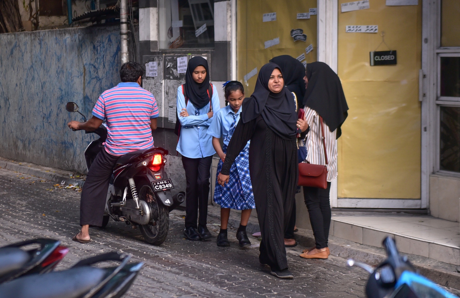 މާލެ: ޖެނުއަރީ 14، 2018- ރާއްޖޭގެ ހުރިހާ ސްކޫލެއްގައި ދިރާސީ އާ އަހަރުގެ ކިޔެވުން ފެށުން: ޖަމާލުއްދީން ސްކޫލުގެ ދަރިވަރުންތަކެއް ބެލެނިވެރިއަކާއިއެކު ސުކޫލަށް ދަނީ.---ފޮޓޯ: ހުސައިން ވަހީދު/މިހާރު