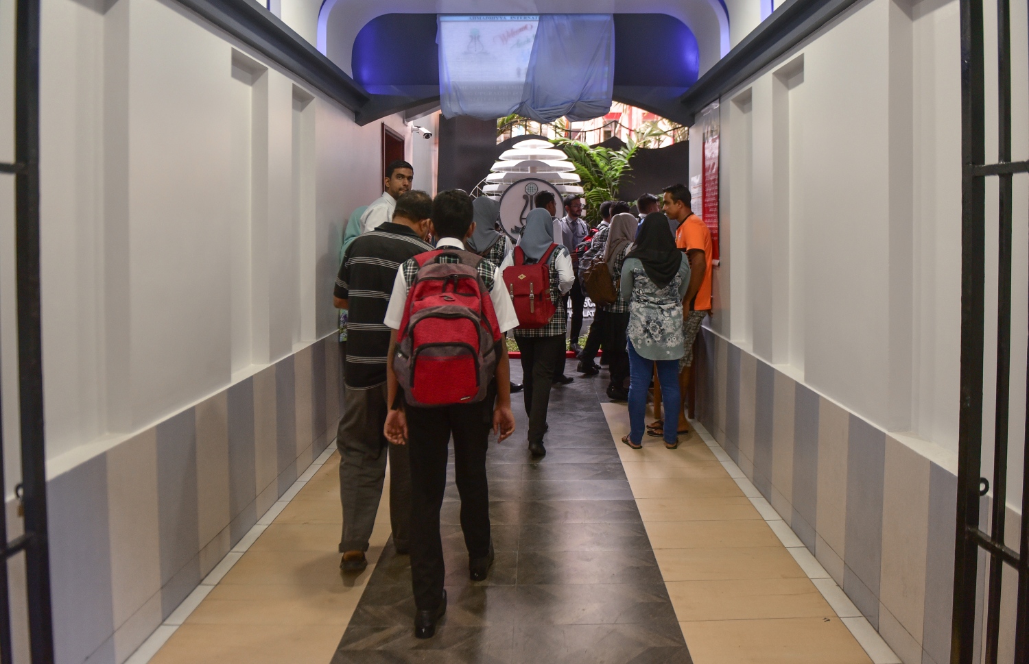 މާލެ: ޖެނުއަރީ 14، 2018- ރާއްޖޭގެ ހުރިހާ ސްކޫލެއްގައި ދިރާސީ އާ އަހަރުގެ ކިޔެވުން ފެށުން: އަހުމަދިއްޔާ ސްކޫލުގެ ދަރިވަރުން ސުކޫލަށް ވަންނަނީ.---ފޮޓޯ: ހުސައިން ވަހީދު/މިހާރު