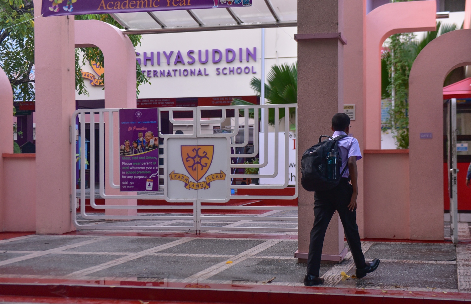 މާލެ: ޖެނުއަރީ 14، 2018- ރާއްޖޭގެ ހުރިހާ ސްކޫލެއްގައި ދިރާސީ އާ އަހަރުގެ ކިޔެވުން ފެށުން: ގިޔާސުުއްދީން ސްކޫލުގެ ދަރިވަރަކު ސުކޫލަށް ވަންނަނީ.---ފޮޓޯ: ހުސައިން ވަހީދު/މިހާރު