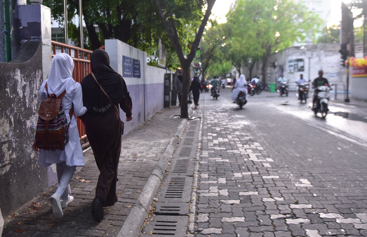 މާލެ: ޖެނުއަރީ 14، 2018- ރާއްޖޭގެ ހުރިހާ ސްކޫލެއްގައި ދިރާސީ އާ އަހަރުގެ ކިޔެވުން ފެށުން: ދަރިވަރެއް ބެލެނިވެރިޔަކާއިއެކު ހިނގާފައި ސްކޫލަށްދަނީ.---ފޮޓޯ: ހުސައިން ވަހީދު/މިހާރު