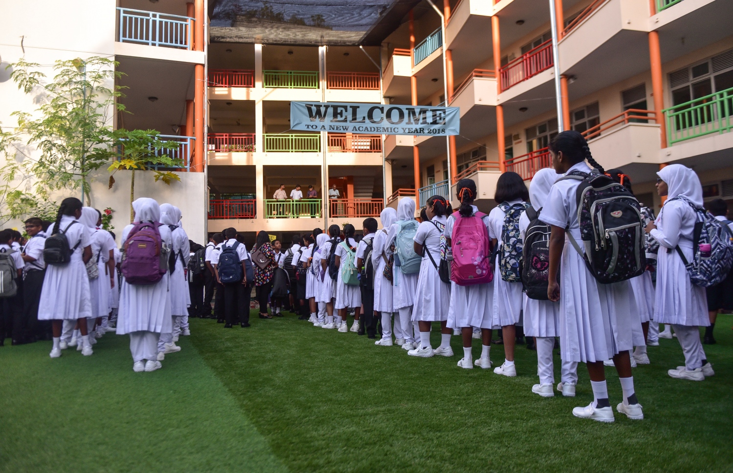 މާލެ: ޖެނުއަރީ 14، 2018- ރާއްޖޭގެ ހުރިހާ ސްކޫލެއްގައި ދިރާސީ އާ އަހަރުގެ ކިޔެވުން ފެށުން: އިމާދުއްދީން ސްކޫލުގެ ދަރިވަރުން ދިރާސީ އާއަހަރުގެ ފުރަތަމަ އެސެމްބްލީގައި.---ފޮޓޯ: ހުސައިން ވަހީދު/މިހާރު