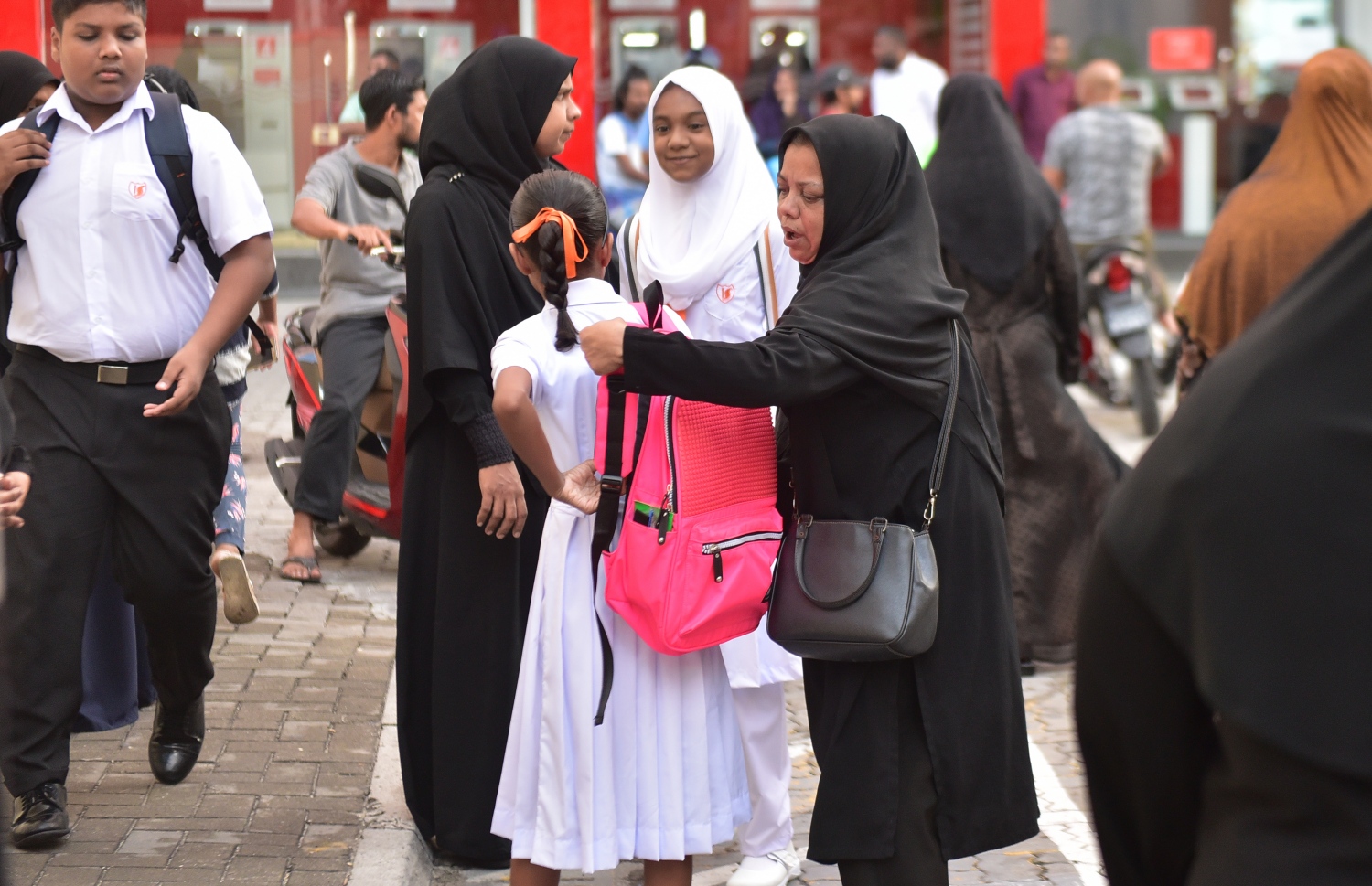 މާލެ: ޖެނުއަރީ 14، 2018- ރާއްޖޭގެ ހުރިހާ ސްކޫލެއްގައި ދިރާސީ އާ އަހަރުގެ ކިޔެވުން ފެށުން: ދަރިވަރެއް ބެލެނިވެރިޔަކާއިއެކު ސްކޫލަށްދަނީ.---ފޮޓޯ: ހުސައިން ވަހީދު/މިހާރު