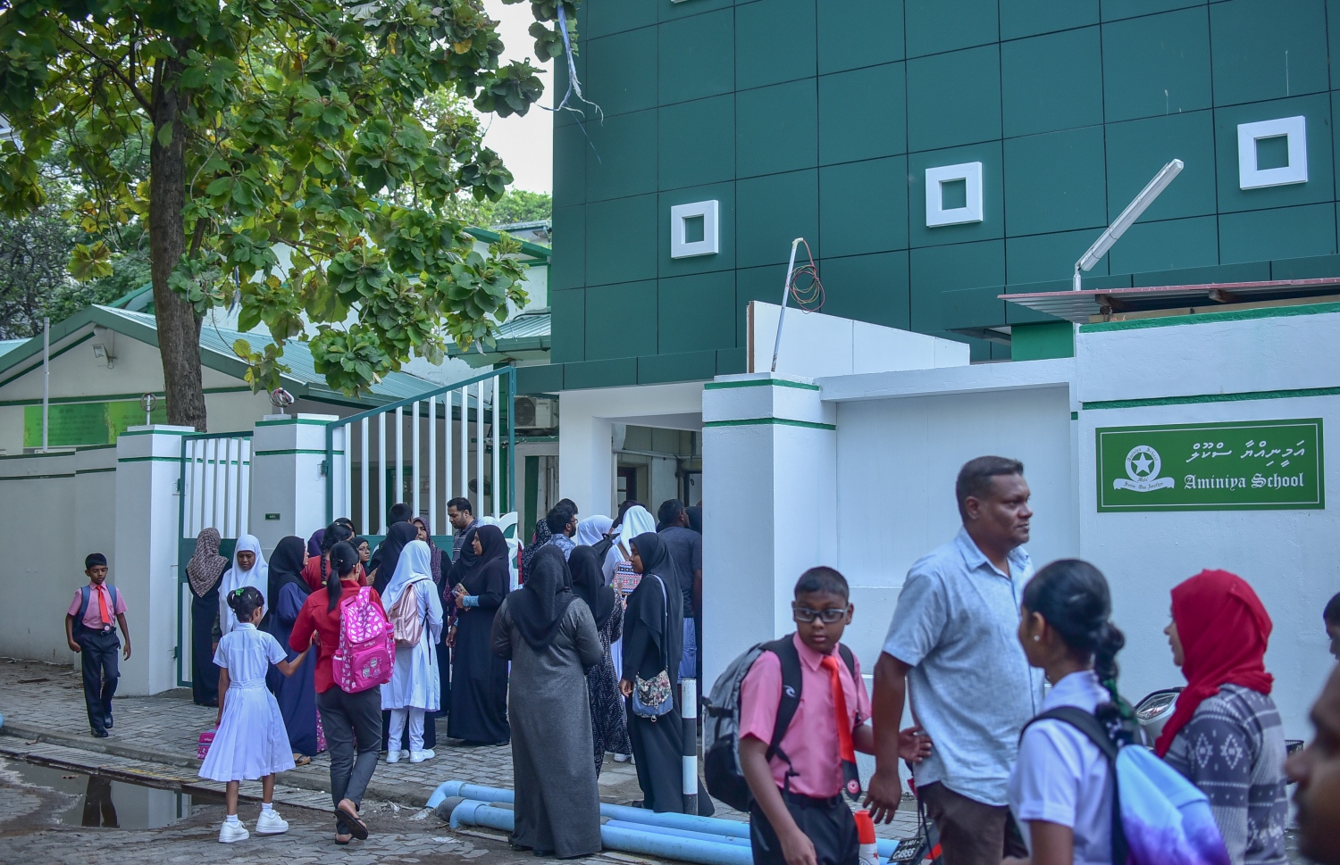 މާލެ: ޖެނުއަރީ 14، 2018- ރާއްޖޭގެ ހުރިހާ ސްކޫލެއްގައި ދިރާސީ އާ އަހަރުގެ ކިޔެވުން ފެށުން: އަމީނިއްޔާ ސްކޫލުގެ ދަރިވަރުން ސްކޫލަށް ވަންނަނީ.---ފޮޓޯ: ނިޝާން އަލީ/މިހާރު