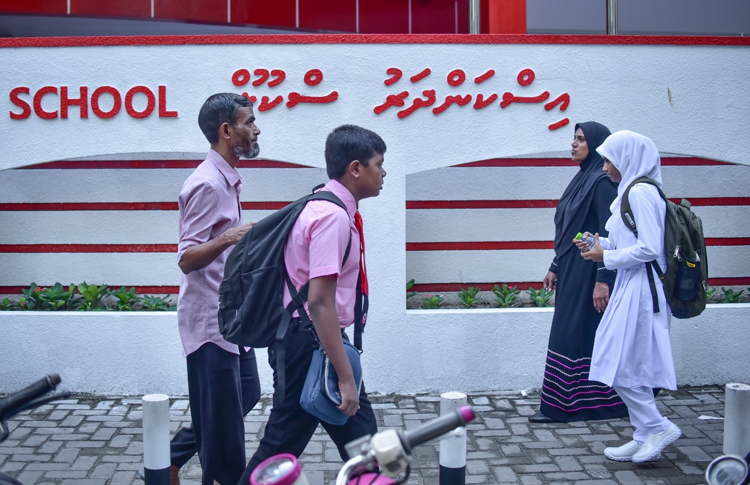 މާލެ: ޖެނުއަރީ 14، 2018- ރާއްޖޭގެ ހުރިހާ ސްކޫލެއްގައި ދިރާސީ އާ އަހަރުގެ ކިޔެވުން ފެށުން: އިމާދުއްދީން ސްކޫލުގެ ދަރިވަރަކު ބެލެނިވެރިޔަކާއިއެކު ސްކޫލަށް ވަންނަނީ.---ފޮޓޯ: ނިޝާން އަލީ/މިހާރު