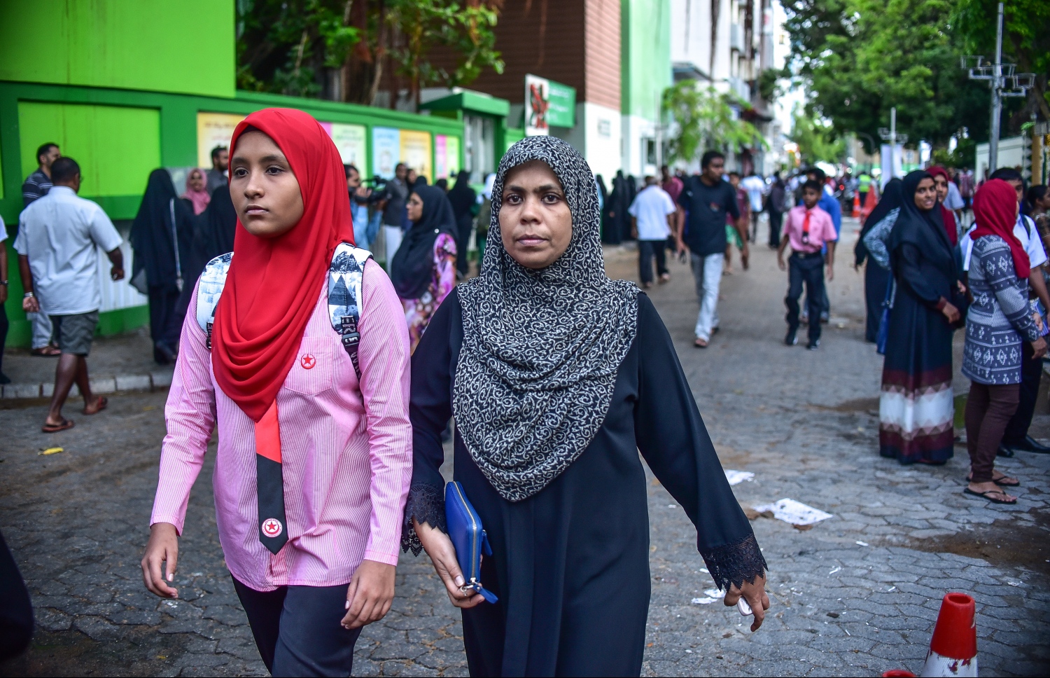 މާލެ: ޖެނުއަރީ 14، 2018- ރާއްޖޭގެ ހުރިހާ ސްކޫލެއްގައި ދިރާސީ އާ އަހަރުގެ ކިޔެވުން ފެށުން: އިސްކަންދަރު ސުކޫލުގެ ދަރިވަރަކު ބެލެނިވެރިއަކާއިއެކު ސުކޫލަށް ދަނީ.---ފޮޓޯ: ހުސައިން ވަހީދު/މިހާރު