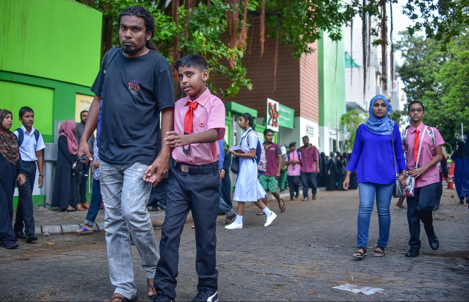 މާލެ: ޖެނުއަރީ 14، 2018- ރާއްޖޭގެ ހުރިހާ ސްކޫލެއްގައި ދިރާސީ އާ އަހަރުގެ ކިޔެވުން ފެށުން: އިސްކަންދަރު ސުކޫލުގެ ދަރިވަރުން ބެލެނިވެރިންނާއިއެކު ސުކޫލަށް ދަނީ.---ފޮޓޯ: ހުސައިން ވަހީދު/މިހާރު