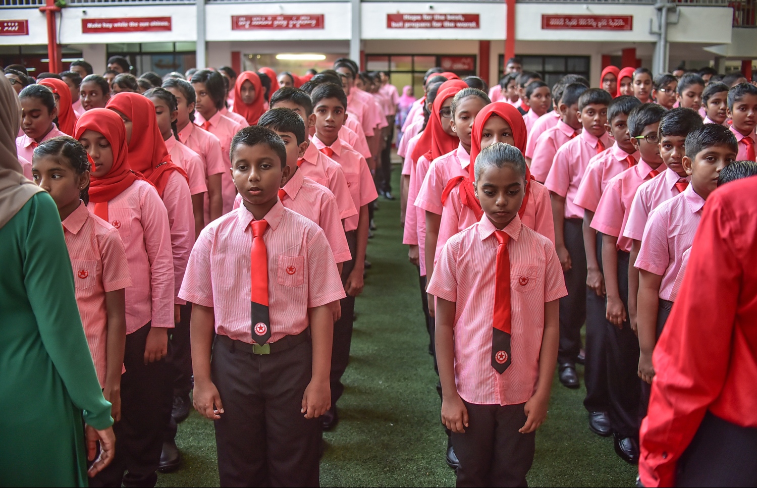 މާލެ: ޖެނުއަރީ 14، 2018- ރާއްޖޭގެ ހުރިހާ ސްކޫލެއްގައި ދިރާސީ އާ އަހަރުގެ ކިޔެވުން ފެށުން: އިސްކަންދަރު ސްކޫލުގެ ދަރިވަރުން ދިރާސީ އާއަހަރުގެ ފުރަތަމަ އެސެމްބްލީގައި.---ފޮޓޯ: ނިޝާން އަލީ/މިހާރު