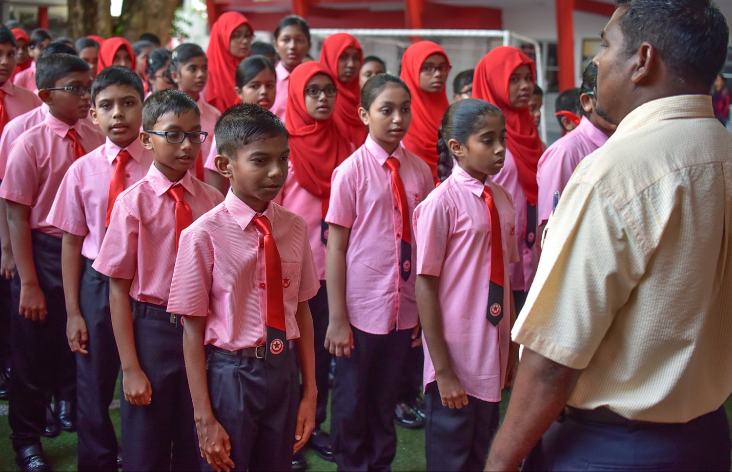 މާލެ: ޖެނުއަރީ 14، 2018- ރާއްޖޭގެ ހުރިހާ ސްކޫލެއްގައި ދިރާސީ އާ އަހަރުގެ ކިޔެވުން ފެށުން: އިސްކަންދަރު ސްކޫލުގެ ދަރިވަރުން ދިރާސީ އާއަހަރުގެ ފުރަތަމަ އެސެމްބްލީގައި ބައިވެރިވަނީ.---ފޮޓޯ: ނިޝާން އަލީ/މިހާރު