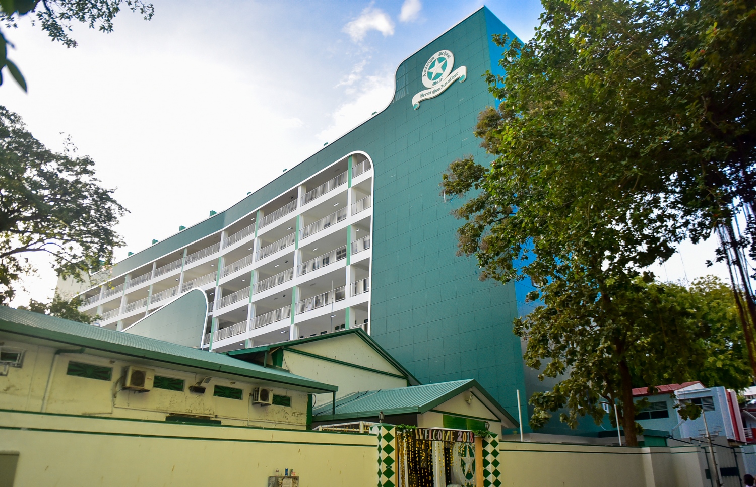 މާލެ: ޖެނުއަރީ 14، 2018- ރާއްޖޭގެ ހުރިހާ ސްކޫލެއްގައި ދިރާސީ އާ އަހަރުގެ ކިޔެވުން ފެށުން: މިއަހަރު އަލަށް ހުޅުވި އަމީނިއްޔާ ސުކޫލުގެ އާއިމާރާތުގައި މިއަދު ވަނީ ކިޔެވުން ފެށިފައި.---ފޮޓޯ: ނިޝާން އަލީ/މިހާރު