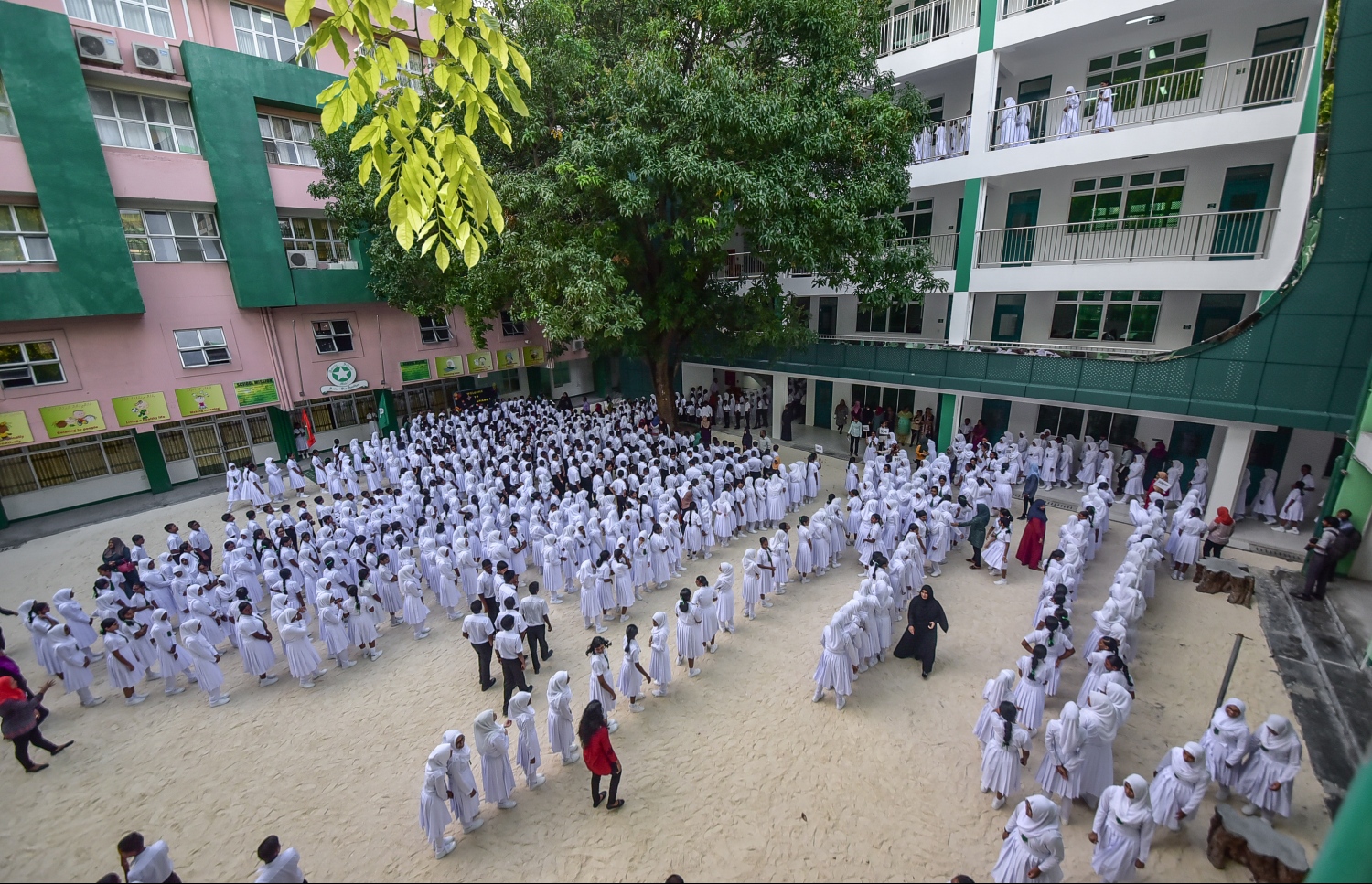 މާލެ: ޖެނުއަރީ 14، 2018- ރާއްޖޭގެ ހުރިހާ ސްކޫލެއްގައި ދިރާސީ އާ އަހަރުގެ ކިޔެވުން ފެށުން: އަމީނިއްޔާ ސްކޫލުގެ ދަރިވަރުން ދިރާސީ އާއަހަރުގެ ފުރަތަމަ އެސެމްބްލީގައި.---ފޮޓޯ: ނިޝާން އަލީ/މިހާރު