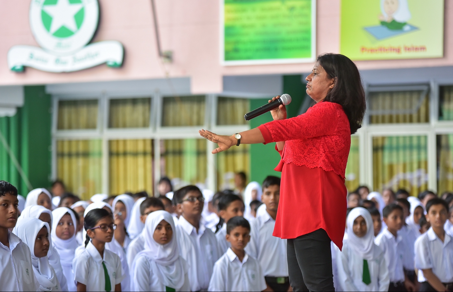 މާލެ: ޖެނުއަރީ 14، 2018- ރާއްޖޭގެ ހުރިހާ ސްކޫލެއްގައި ދިރާސީ އާ އަހަރުގެ ކިޔެވުން ފެށުން: އަމީނިއްޔާ ސްކޫލުގެ ދިރާސީ އާއަހަރުގެ ފުރަތަމަ އެސެމްބްލީގައި އެސުކޫލުގެ ޕްރިންސިޕަލް ދަރިވަރުންނާއި ވާހަކަދައްކަވަނީ.---ފޮޓޯ: ނިޝާން އަލީ/މިހާރު