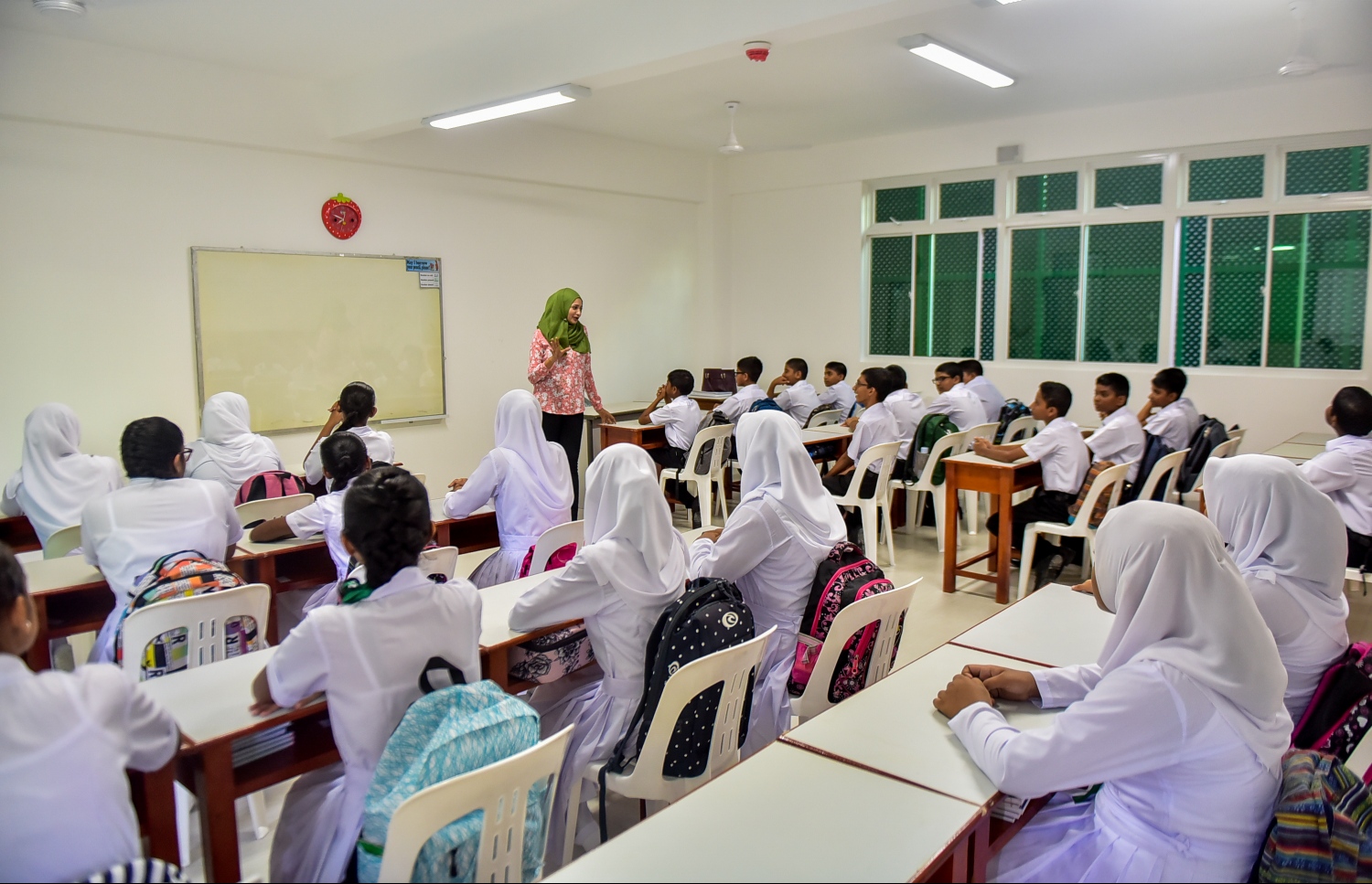 މާލެ: ޖެނުއަރީ 14، 2018- ރާއްޖޭގެ ހުރިހާ ސްކޫލެއްގައި ދިރާސީ އާ އަހަރުގެ ކިޔެވުން ފެށުން: އަމީނިއްޔާ ސްކޫލުގެ ދަރިވަރުން ދިރާސީ އާއަހަރުގެ ފުރަތަމަ ކުލާހުގައި ބައިވެރިވަނީ.---ފޮޓޯ: ނިޝާން އަލީ/މިހާރު