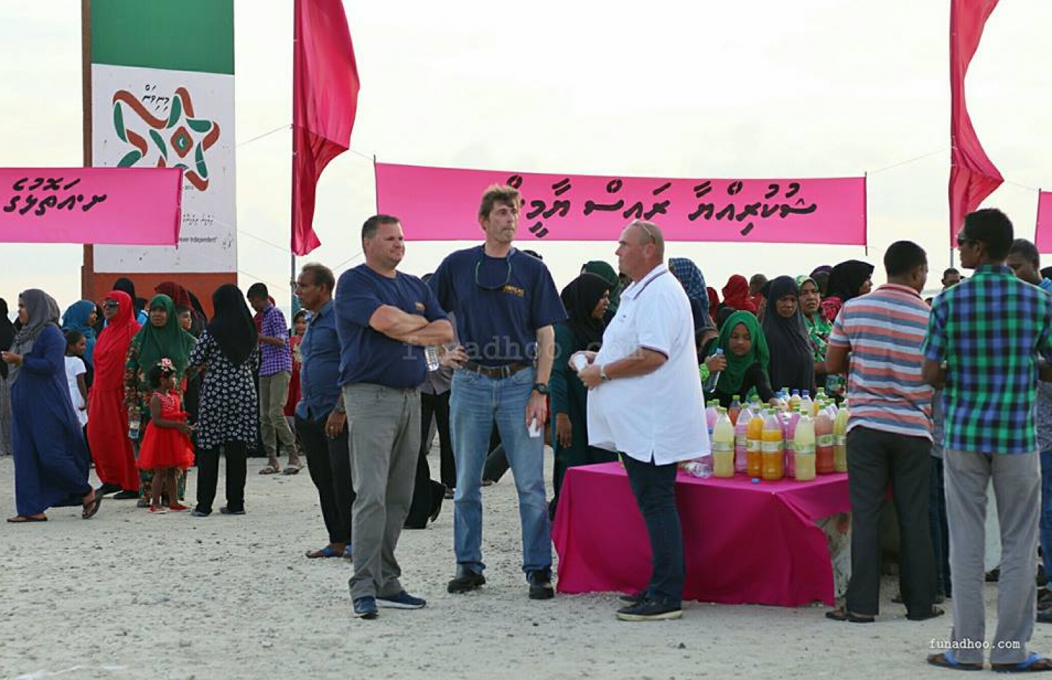 މަހާޖައްރާފުގެ ފަޅުވެރިން ފުނަދޫގައި: އެއާޕޯޓް އަޅާ ސަރަހައްދު ހިއްކަން ނަގާނީ މަހެއްހާ ދުވަސް ކަމަށް ކައުންސިލަށް ވަނީ މައުލޫމާތު ދީފައި. --ފޮޓޯ/ފުނަދޫލައިވް