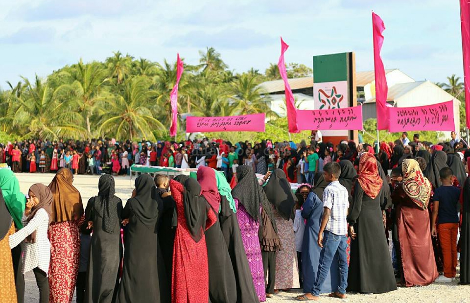 ފުނަދޫ ރައްޔިތުން ބަނދަރުމަތީގައި. --ފޮޓޯ/ ފުނަދޫލައިވް