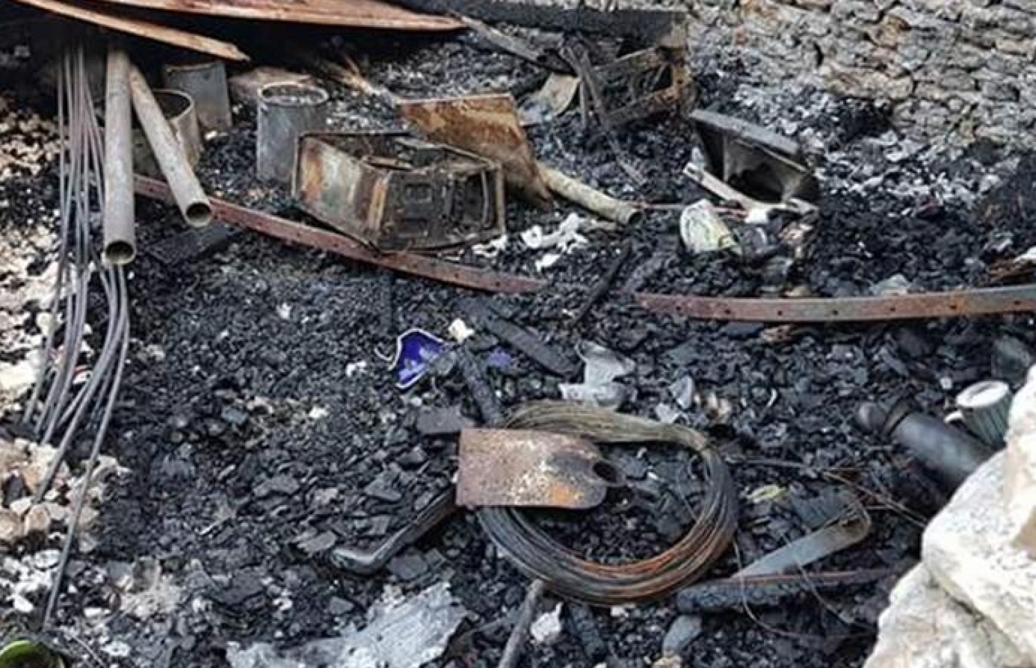 ހިތަދޫގައި ރޭ ރޯވި އެލްމިނިއަމް ގޭގެ އެތެރޭގައި ހުރި ބައެއް ތަކެތި އަނދާފައި. ފޮޓޯ/ އެމްއެންޑީއެފް