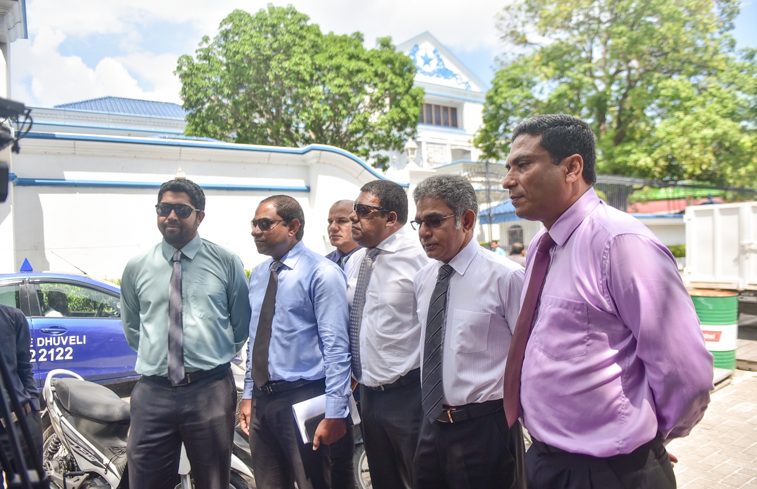 ރައްޔިތުންގެ މަޖިލީހުން ވަކިވެފައިވާ ކަމަށް އީސީން ކަނޑައެޅި މެމްބަރުންތަކެއް ސުޕްރީމް ކޯޓު ބޭރުގައި. --ފޮޓޯ/މިހާރު