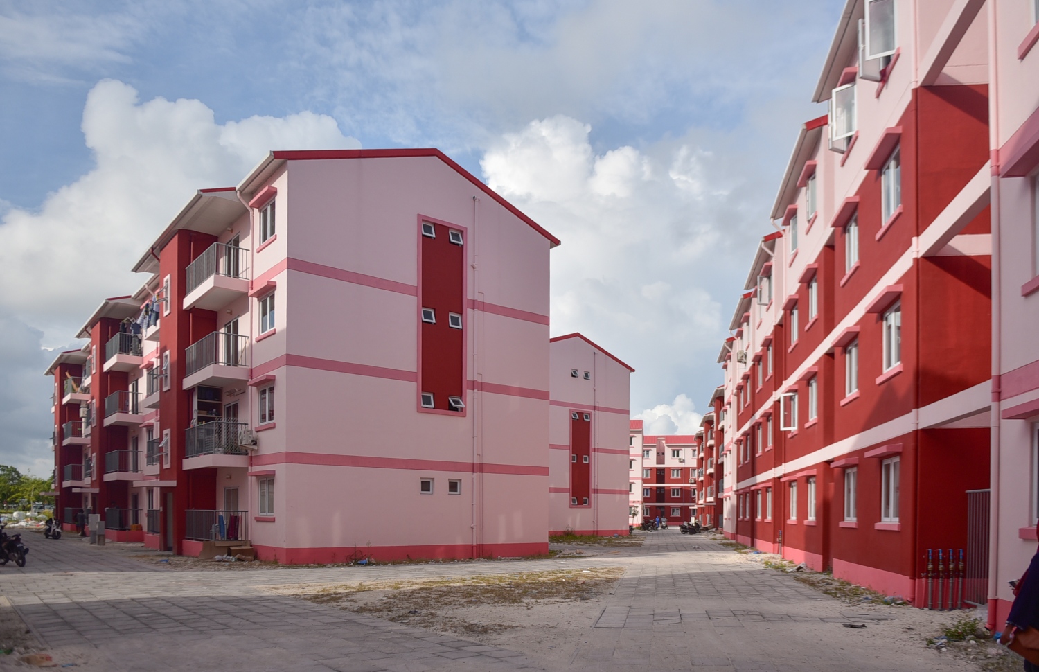 ހުޅުމާލޭގައި ސަރުކާރުން އަލަށް އެޅި ފްލެޓްތައް: ސަރުކާރުގެ ސިޔާސަތު ބަދަލުކުރަން ޖެހޭ -- މިހާރު ފޮޓޯ: ހުސެން ވަހީދު