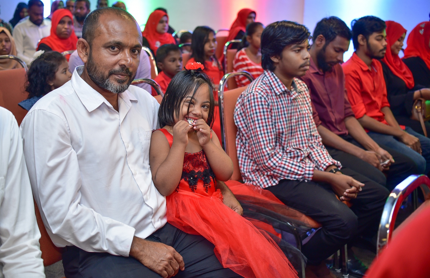 މާލެ: ޖެނުއަރީ 15، 2018- ޒަކާތު ފަންޑުގެ ޚަރަދުގައި ބޯންމެރޯ ޓްރާންސްޕްލާންޓް ހަދަން މި އަހަރު ފުރުސަތު ލިބުނު ކުޑަކުއްޖަކު ކެމެރާއަށް ހީލައިގެން: ޒަކާތު ފަންޑުގެ ޚަރަދުގައި ބޯންމެރޯ ހެދުމުގެ ފުރުސަތު މިހާތަނަށް ވަނީ 55 ކުއްޖަކަށް ދީފައި.---ފޮޓޯ: ނިޝާން އަލީ/ މިހާރު
