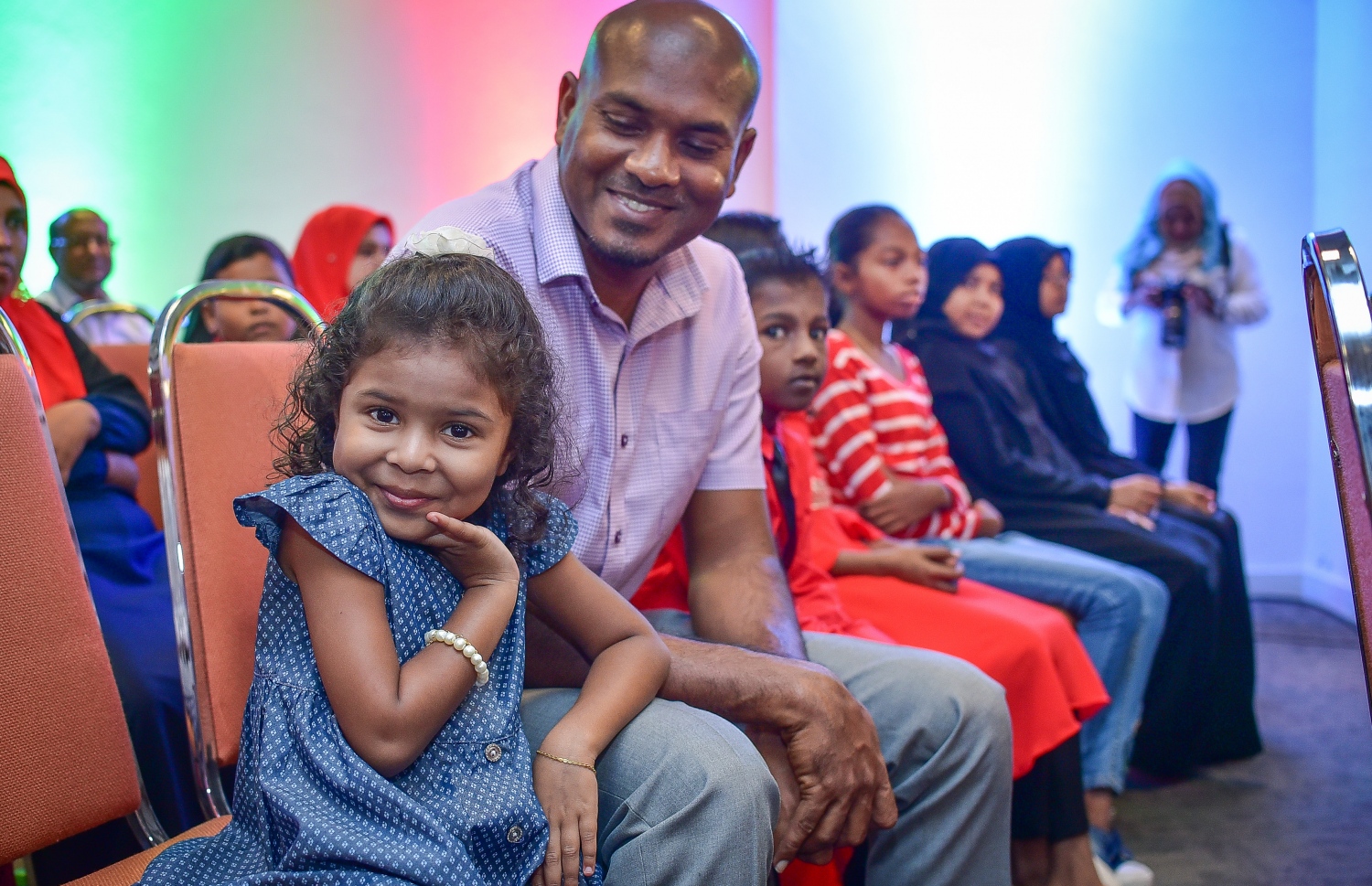 މާލެ: ޖެނުއަރީ 15، 2018- ޒަކާތު ފަންޑުގެ ޚަރަދުގައި ބޯންމެރޯ ޓްރާންސްޕްލާންޓް ހަދަން މި އަހަރު ފުރުސަތު ލިބުނު ކުޑަކުއްޖަކު ކެމެރާއަށް ހީލައިގެން: ޒަކާތު ފަންޑުގެ ޚަރަދުގައި ބޯންމެރޯ ހެދުމުގެ ފުރުސަތު މިހާތަނަށް ވަނީ 55 ކުއްޖަކަށް ދީފައި.---ފޮޓޯ: ނިޝާން އަލީ/ މިހާރު