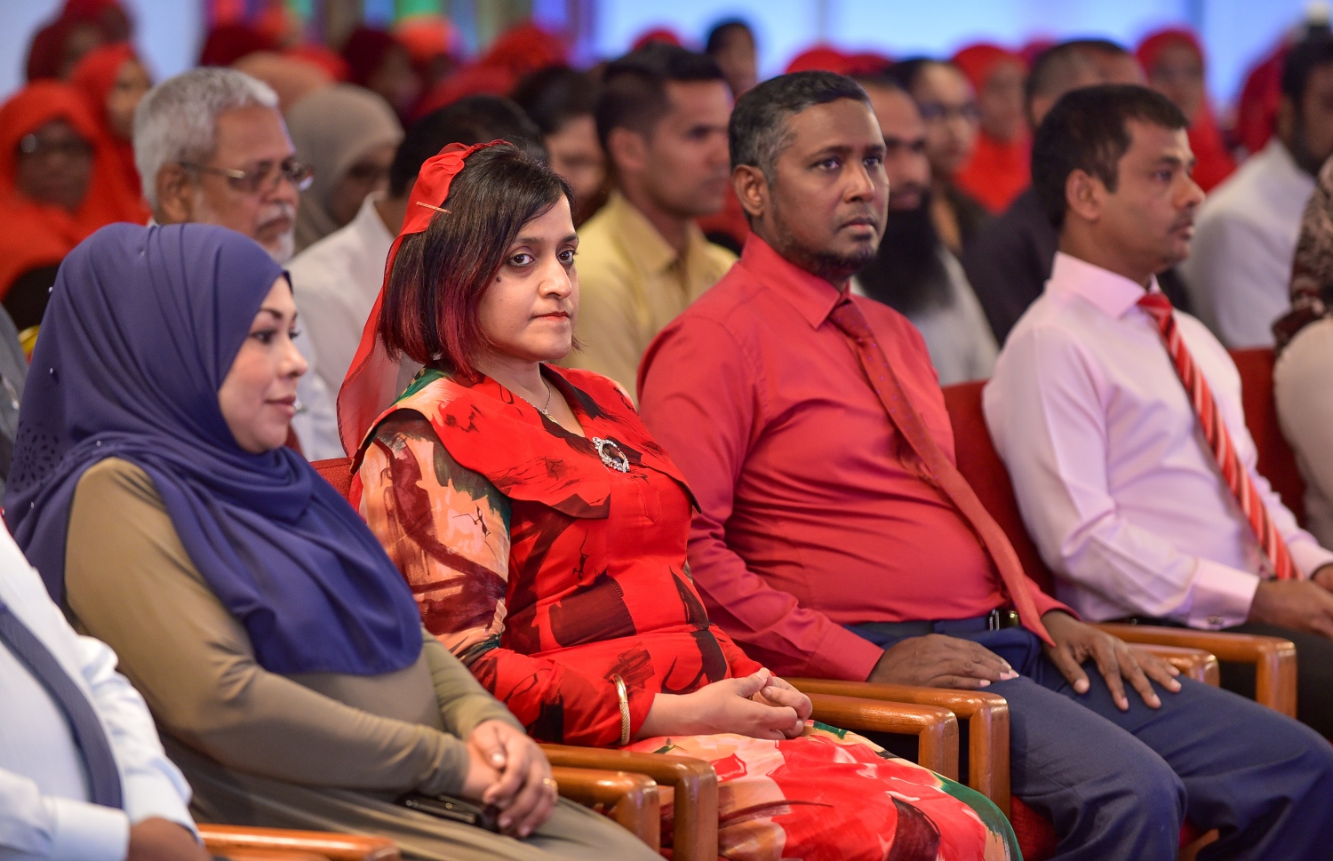 މާލެ: ޖެނުއަރީ 15، 2018- ޒަކާތު ފަންޑުގެ ޚަރަދުގައި ބޯންމެރޯ ޓްރާންސްޕްލާންޓް ހަދަން މި އަހަރު ފުރުސަތު ލިބުނު 32 ކުދިންނާ ލިޔުން ހަވާލުކުރުމުގެ ރަސްމިއްޔާތުގައި ބައިވެރިވެވަޑައިގެންނެވި، ސަރުކާރުގެ ބައެއް އިސްވެރިން: ޒަކާތު ފަންޑުގެ ޚަރަދުގައި ބޯންމެރޯ ހެދުމުގެ ފުރުސަތު މިހާތަނަށް ވަނީ 55 ކުއްޖަކަށް ދީފައި.---ފޮޓޯ: ނިޝާން އަލީ/ މިހާރު