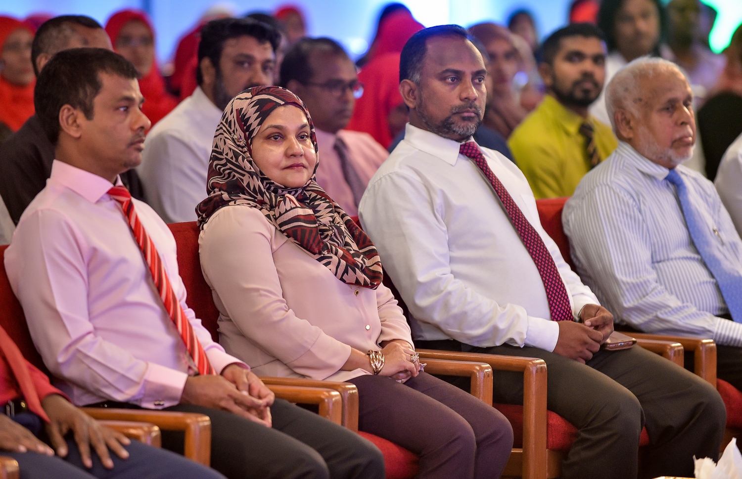 މާލެ: ޖެނުއަރީ 15، 2018- ޒަކާތު ފަންޑުގެ ޚަރަދުގައި ބޯންމެރޯ ޓްރާންސްޕްލާންޓް ހަދަން މި އަހަރު ފުރުސަތު ލިބުނު 32 ކުދިންނާ ލިޔުން ހަވާލުކުރުމުގެ ރަސްމިއްޔާތުގައި ރައީސް ޔާމީންގެ އަނބިކަނބަލުން ފަސްޓް ލޭޑީ ފާތިމަތު އިބްރާހީމް (މ) އަދި އިސްލާމިކް މިނިސްޓަރު ޑރ. ޒިޔާދާއި ހެލްތު މިނިސްޓަރު ނާޒިމް ބައިވެރިވެވަޑައިގަންނަވަނީ: ޒަކާތު ފަންޑުގެ ޚަރަދުގައި ބޯންމެރޯ ހެދުމުގެ ފުރުސަތު މިހާތަނަށް ވަނީ 55 ކުއްޖަކަށް ދީފައި.---ފޮޓޯ: ނިޝާން އަލީ/ މިހާރު