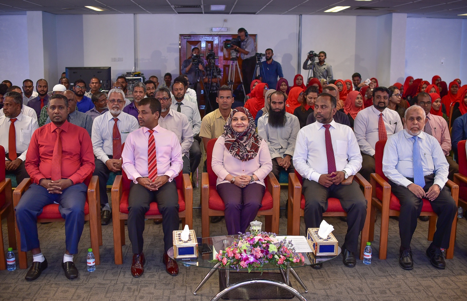 މާލެ: ޖެނުއަރީ 15، 2018- ޒަކާތު ފަންޑުގެ ޚަރަދުގައި ބޯންމެރޯ ޓްރާންސްޕްލާންޓް ހަދަން މި އަހަރު ފުރުސަތު ލިބުނު 32 ކުދިންނާ ލިޔުން ހަވާލުކުރުމުގެ ރަސްމިއްޔާތުގައި ރައީސް ޔާމީންގެ އަނބިކަނބަލުން ފަސްޓް ލޭޑީ ފާތިމަތު އިބްރާހީމް (މ) އަދި އިސްލާމިކް މިނިސްޓަރު ޑރ. ޒިޔާދާއި ހެލްތު މިނިސްޓަރު ނާޒިމް ބައިވެރިވެވަޑައިގަންނަވަނީ: ޒަކާތު ފަންޑުގެ ޚަރަދުގައި ބޯންމެރޯ ހެދުމުގެ ފުރުސަތު މިހާތަނަށް ވަނީ 55 ކުއްޖަކަށް ދީފައި.---ފޮޓޯ: ނިޝާން އަލީ/ މިހާރު