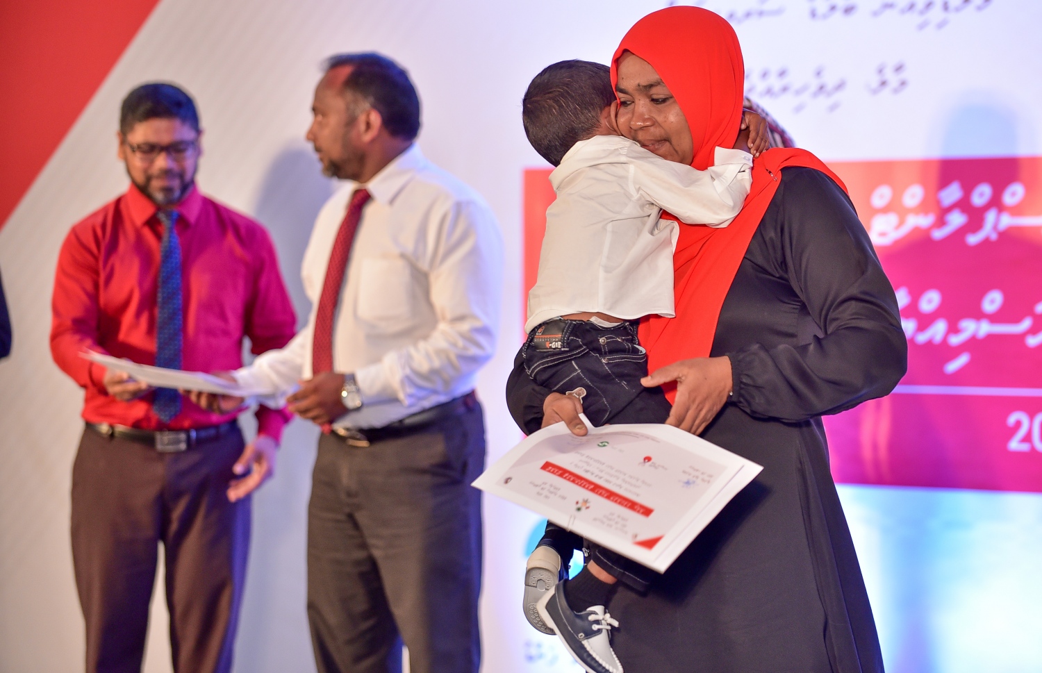 ޒަކާތު ފަންޑުގެ އެހީގައި ބޯންމެރޯ ހަދަން ފުރުސަތު ލިބުނު ކުއްޖަކު ލިޔުމާ ހަވާލުވުމަށްފަހު ދަނީ.-- ފޮޓޯ: ނިޝާން އަލީ/ މިހާރު