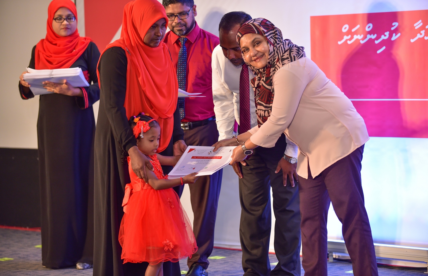 މާލެ: ޖެނުއަރީ 15، 2018- ޒަކާތު ފަންޑުގެ ޚަރަދުގައި ބޯންމެރޯ ޓްރާންސްޕްލާންޓް ހަދަން ފުރުސަތު ލިބުނު ކުއްޖަކަށް، ފަސްޓް ލޭޑީ ފާތިމަތު އިބްރާހީމް މިއަދު ސެޓްފިކެޓް ހަވާލުކޮށްދެއްވަނީ: ޒަކާތު ފަންޑުގެ ޚަރަދުގައި ބޯންމެރޯ ހެދުމުގެ ފުރުސަތު މިހާތަނަށް ވަނީ 55 ކުއްޖަކަށް ދީފައި.---ފޮޓޯ: ނިޝާން އަލީ/ މިހާރު