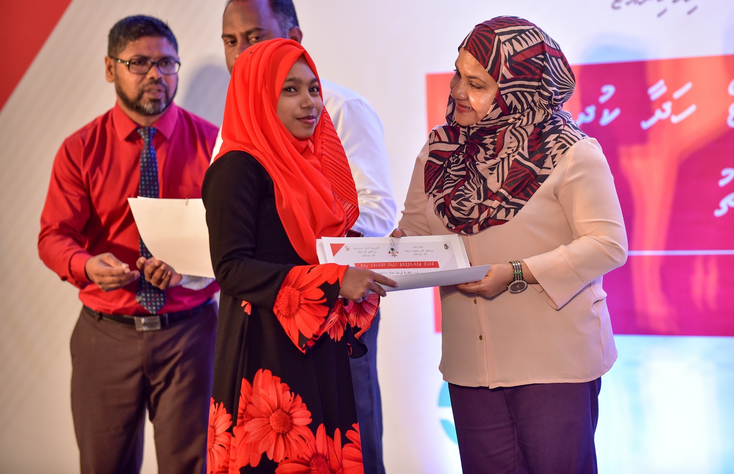 މާލެ: ޖެނުއަރީ 15، 2018- ޒަކާތު ފަންޑުގެ ޚަރަދުގައި ބޯންމެރޯ ޓްރާންސްޕްލާންޓް ހަދަން ފުރުސަތު ލިބުނު ކުއްޖަކަށް، ފަސްޓް ލޭޑީ ފާތިމަތު އިބްރާހީމް މިއަދު ސެޓްފިކެޓް ހަވާލުކޮށްދެއްވަނީ: ޒަކާތު ފަންޑުގެ ޚަރަދުގައި ބޯންމެރޯ ހެދުމުގެ ފުރުސަތު މިހާތަނަށް ވަނީ 55 ކުއްޖަކަށް ދީފައި.---ފޮޓޯ: ނިޝާން އަލީ/ މިހާރު