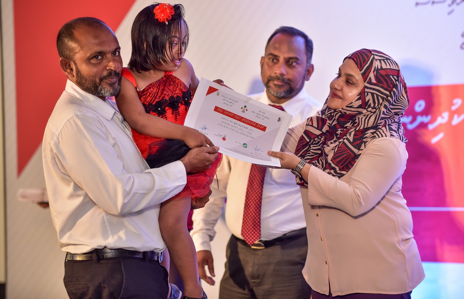 ޒަކާތު ފަންޑުން ބޯން މެރޯ ޓްރާންސްޕްލާންޓް ހަދަން ފުރުސަތު ލިބުނު ކުއްޖަކަށް، ފަސްޓް ލޭޑީ ފާތުން މިއަދު ސެޓްފިކެޓް ހަވާލުކޮށްދެއްވަނީ.-- ފޮޓޯ: ނިޝާން އަލީ/ މިހާރު