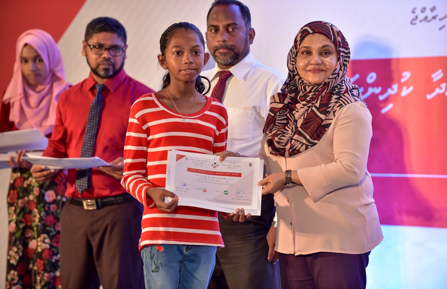 ޒަކާތު ފަންޑުން ބޯން މެރޯ ޓްރާންސްޕްލާންޓް ހަދަން ފުރުސަތު ލިބުނު ކުއްޖަކަށް، ފަސްޓް ލޭޑީ ފާތުން މިއަދު ސެޓްފިކެޓް ހަވާލުކޮށްދެއްވަނީ.-- ފޮޓޯ: ނިޝާން އަލީ/ މިހާރު