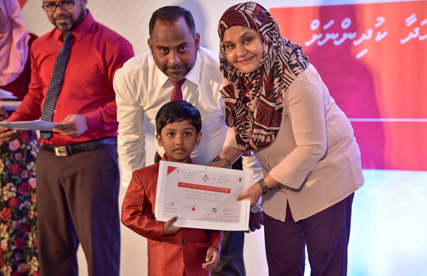 މާލެ: ޖެނުއަރީ 15، 2018- ޒަކާތު ފަންޑުގެ ޚަރަދުގައި ބޯންމެރޯ ޓްރާންސްޕްލާންޓް ހަދަން ފުރުސަތު ލިބުނު ކުއްޖަކަށް، ފަސްޓް ލޭޑީ ފާތިމަތު އިބްރާހީމް މިއަދު ސެޓްފިކެޓް ހަވާލުކޮށްދެއްވަނީ: ޒަކާތު ފަންޑުގެ ޚަރަދުގައި ބޯންމެރޯ ހެދުމުގެ ފުރުސަތު މިހާތަނަށް ވަނީ 55 ކުއްޖަކަށް ދީފައި.---ފޮޓޯ: ނިޝާން އަލީ/ މިހާރު