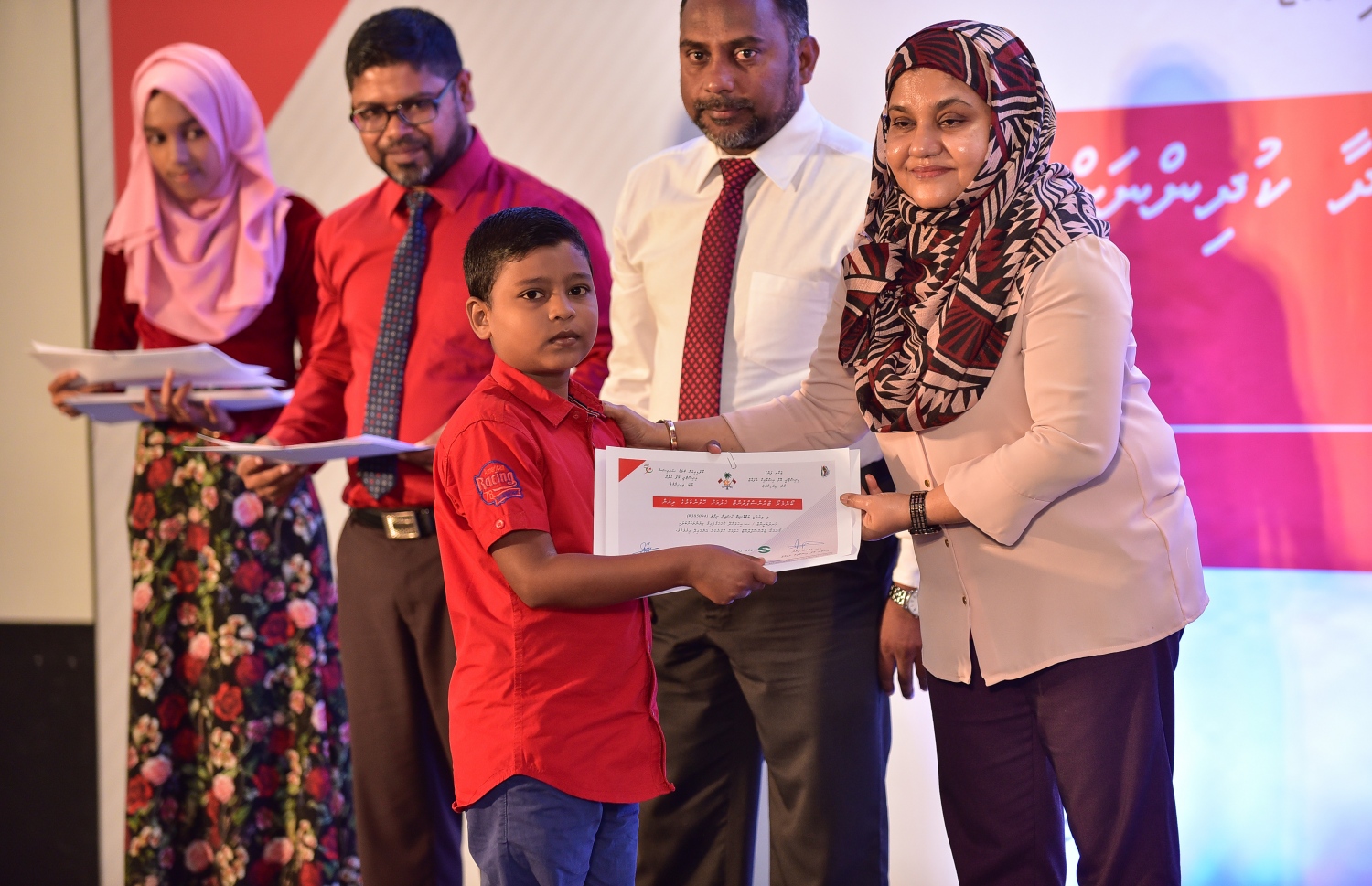 ޒަކާތު ފަންޑުން ބޯން މެރޯ ޓްރާންސްޕްލާންޓް ހަދަން ފުރުސަތު ލިބުނު ކުއްޖަކަށް، ފަސްޓް ލޭޑީ ފާތުން މިއަދު ސެޓްފިކެޓް ހަވާލުކޮށްދެއްވަނީ.-- ފޮޓޯ: ނިޝާން އަލީ/ މިހާރު