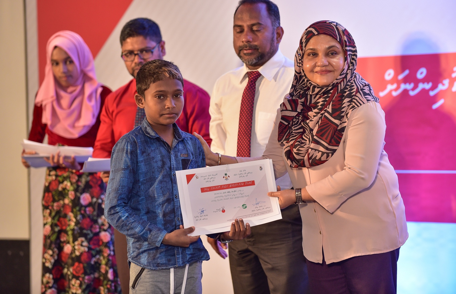 މާލެ: ޖެނުއަރީ 15، 2018- ޒަކާތު ފަންޑުގެ ޚަރަދުގައި ބޯންމެރޯ ޓްރާންސްޕްލާންޓް ހަދަން ފުރުސަތު ލިބުނު ކުއްޖަކަށް، ފަސްޓް ލޭޑީ ފާތިމަތު އިބްރާހީމް މިއަދު ސެޓްފިކެޓް ހަވާލުކޮށްދެއްވަނީ: ޒަކާތު ފަންޑުގެ ޚަރަދުގައި ބޯންމެރޯ ހެދުމުގެ ފުރުސަތު މިހާތަނަށް ވަނީ 55 ކުއްޖަކަށް ދީފައި.---ފޮޓޯ: ނިޝާން އަލީ/ މިހާރު