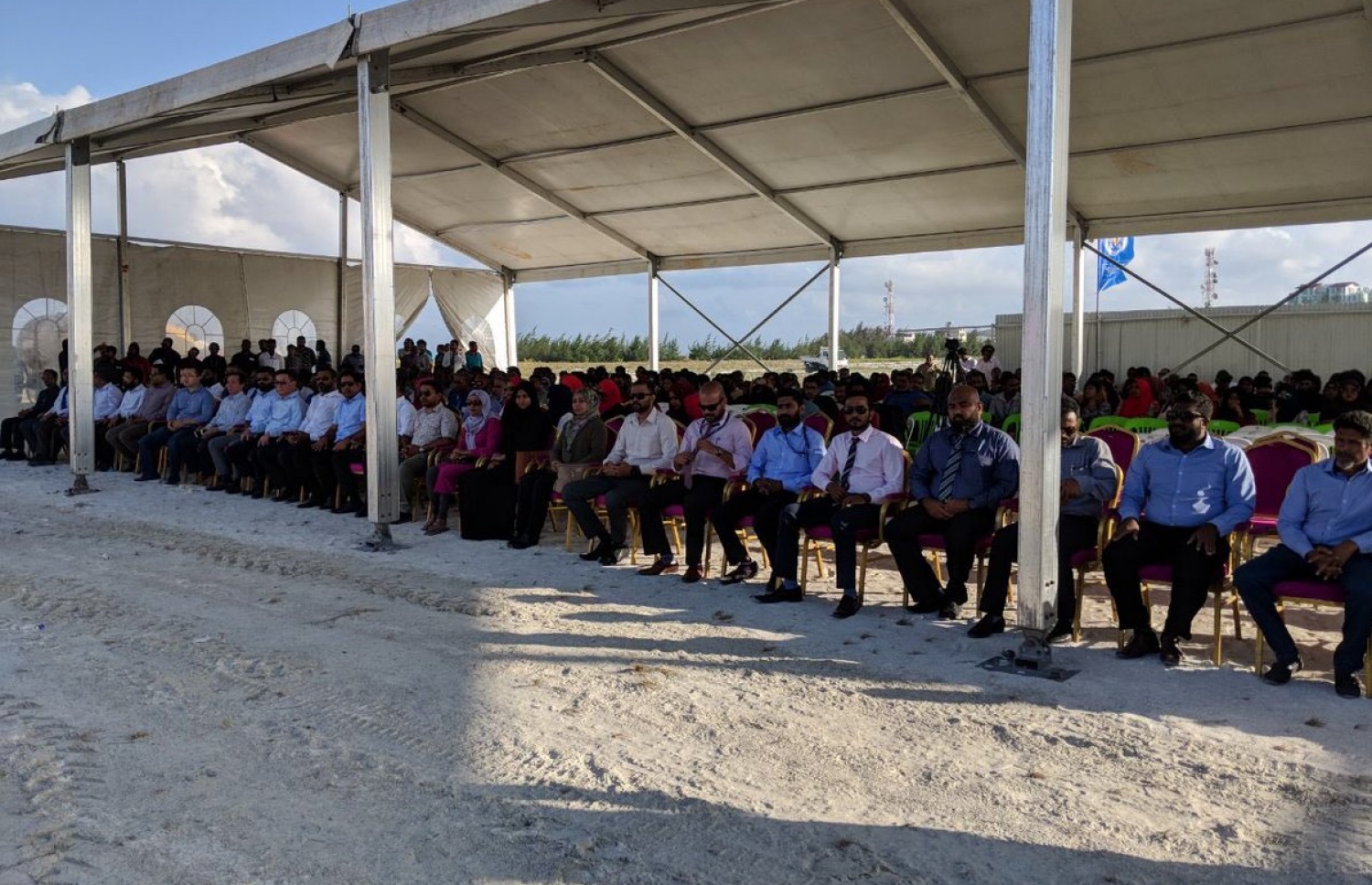 ހުޅުމާލޭގެ ދެވަނަ ފިޔަވަހީގައި އިމާރާތްކުރާ އެމްޕީއެލްގެ ތިން ޓަވަރުގެ އަމަލީ މަސައްކަތް ފެށުމަށް މިއަދު ބޭއްވި ރަސްމިއްޔާތުގައި ބައިވެރިވި ބައެއް މީހުން.---ފޮޓޯ: އެމްޕީއެލް