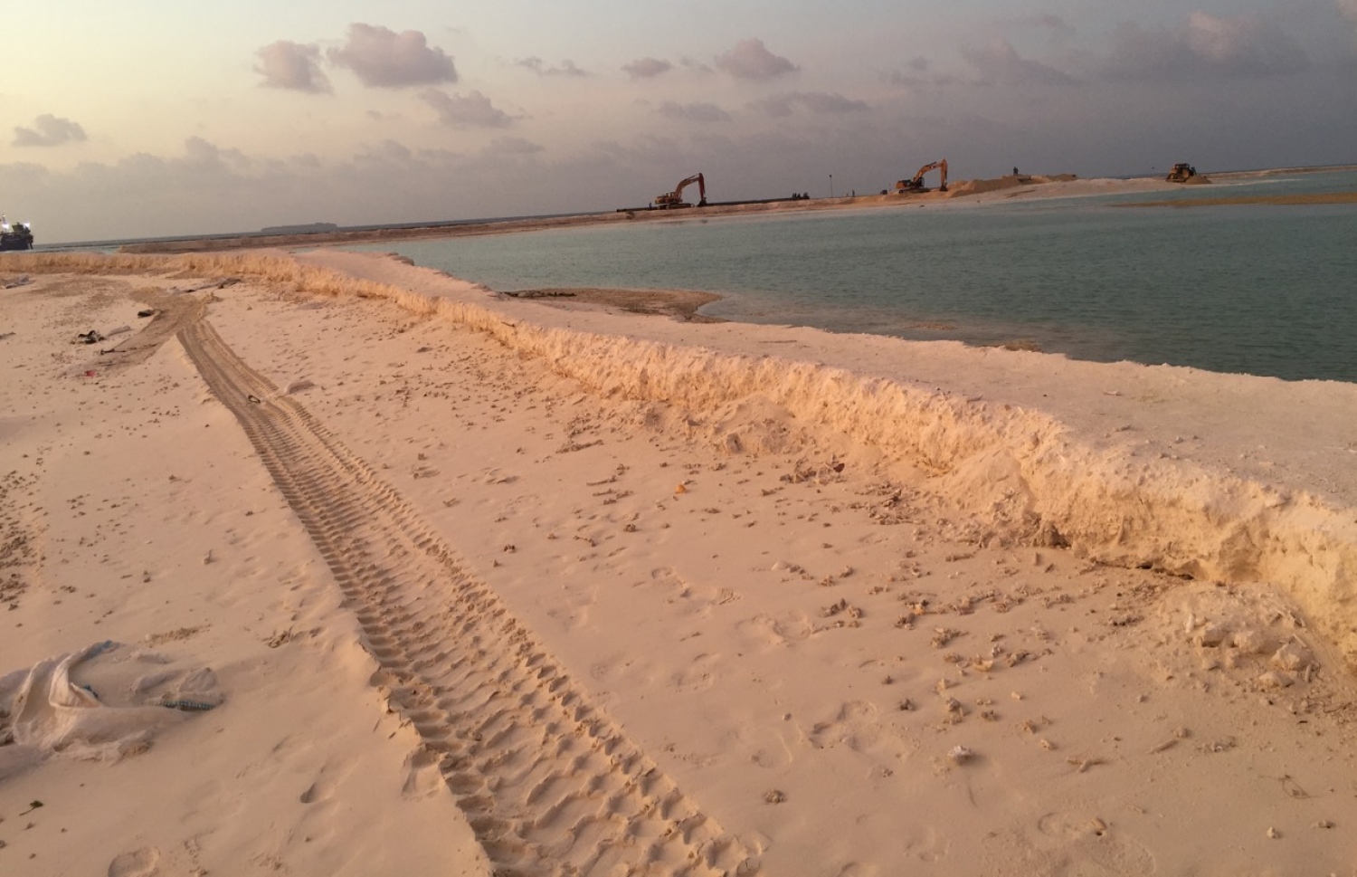 ށ. ފުނަދޫ: ޖެނުއަރީ 14، 2018: ށ. ފުނަދޫ އެއާޕޯޓް ހަދާ ސަރަހައްދުގެ ބިން ހިއްކުމުގެ މަސައްކަތް ކުރިއަށް ދަނީ.- ފޮޓޯ: ފުނަދޫ ކައުންސިލް