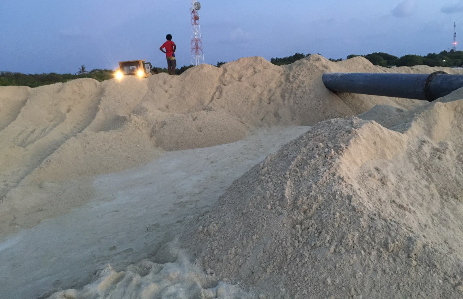 ށ. ފުނަދޫ: ޖެނުއަރީ 14، 2018: ށ. ފުނަދޫ އެއާޕޯޓް ހަދާ ސަރަހައްދުގެ ބިން ހިއްކުމުގެ މަސައްކަތް ކުރިއަށް ދަނީ.- ފޮޓޯ: ފުނަދޫ ކައުންސިލް