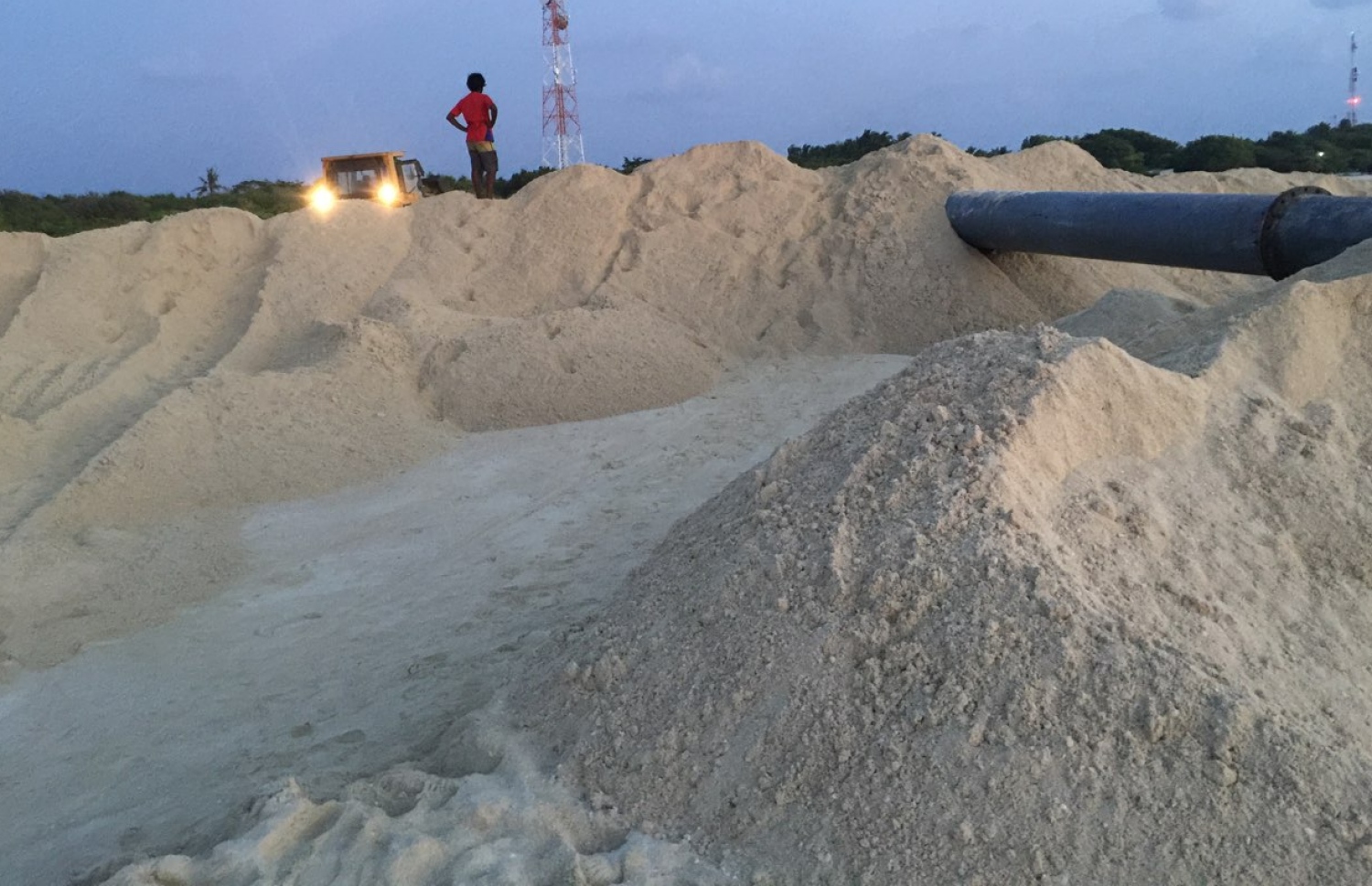 ށ. ފުނަދޫ: ޖެނުއަރީ 14، 2018: ށ. ފުނަދޫ އެއާޕޯޓް ހަދާ ސަރަހައްދުގެ ބިން ހިއްކުމުގެ މަސައްކަތް ކުރިއަށް ދަނީ.- ފޮޓޯ: ފުނަދޫ ކައުންސިލް