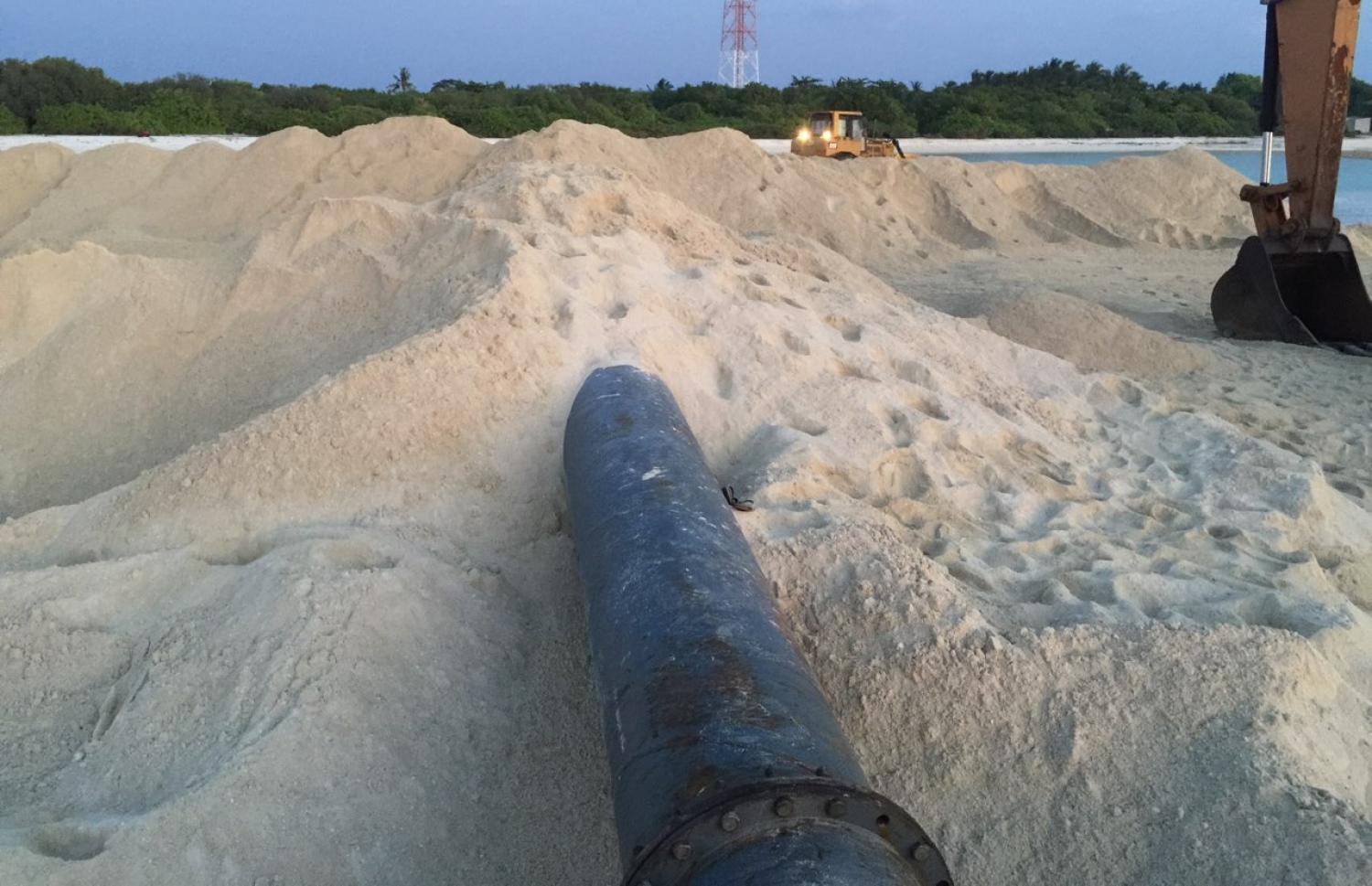 ށ. ފުނަދޫ: ޖެނުއަރީ 14، 2018: ށ. ފުނަދޫ އެއާޕޯޓް ހަދާ ސަރަހައްދުގެ ބިން ހިއްކުމުގެ މަސައްކަތް ކުރިއަށް ދަނީ.- ފޮޓޯ: ފުނަދޫ ކައުންސިލް