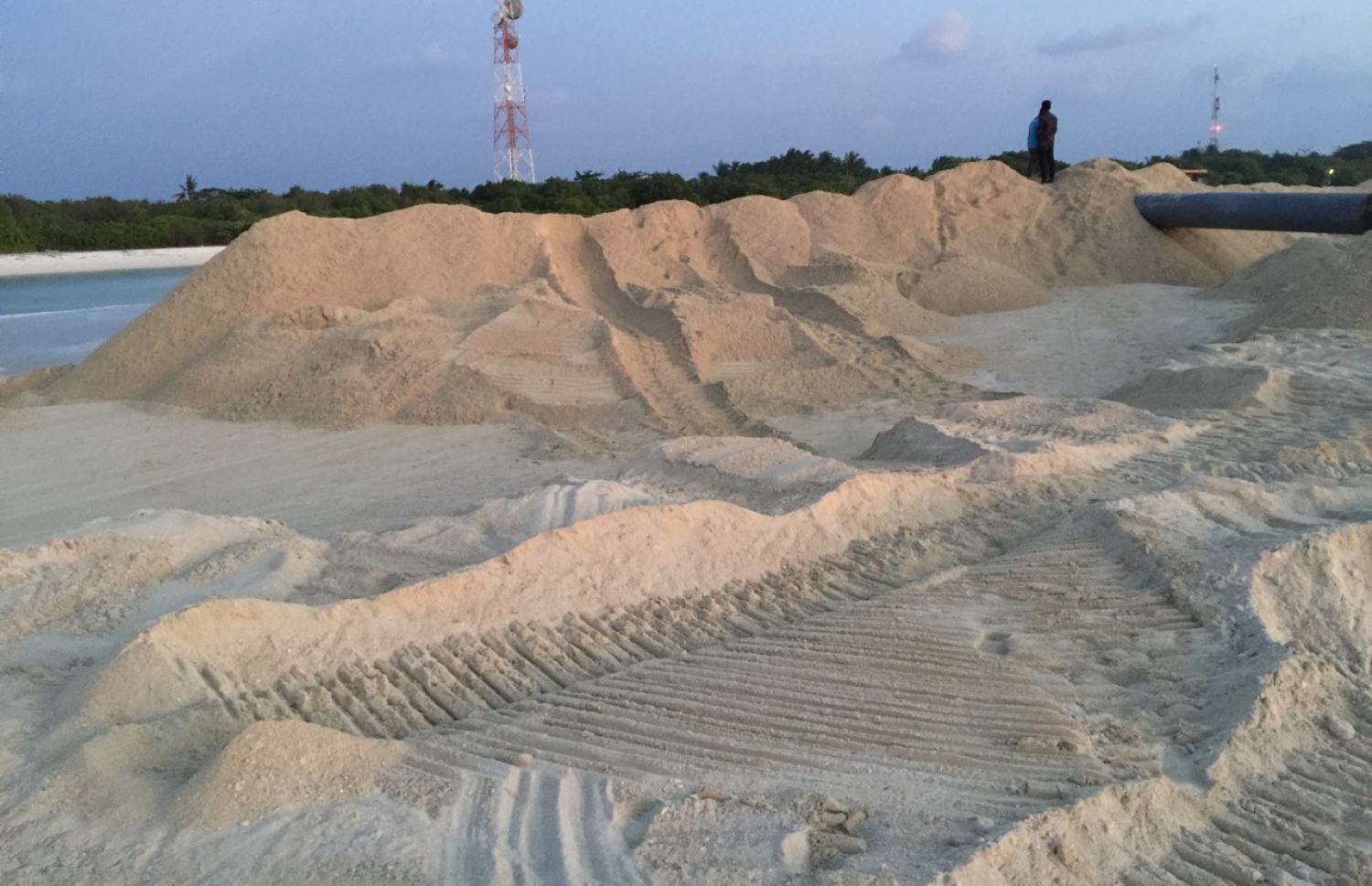 ށ. ފުނަދޫ: ޖެނުއަރީ 14، 2018: ށ. ފުނަދޫ އެއާޕޯޓް ހަދާ ސަރަހައްދުގެ ބިން ހިއްކުމުގެ މަސައްކަތް ކުރިއަށް ދަނީ.- ފޮޓޯ: ފުނަދޫ ކައުންސިލް